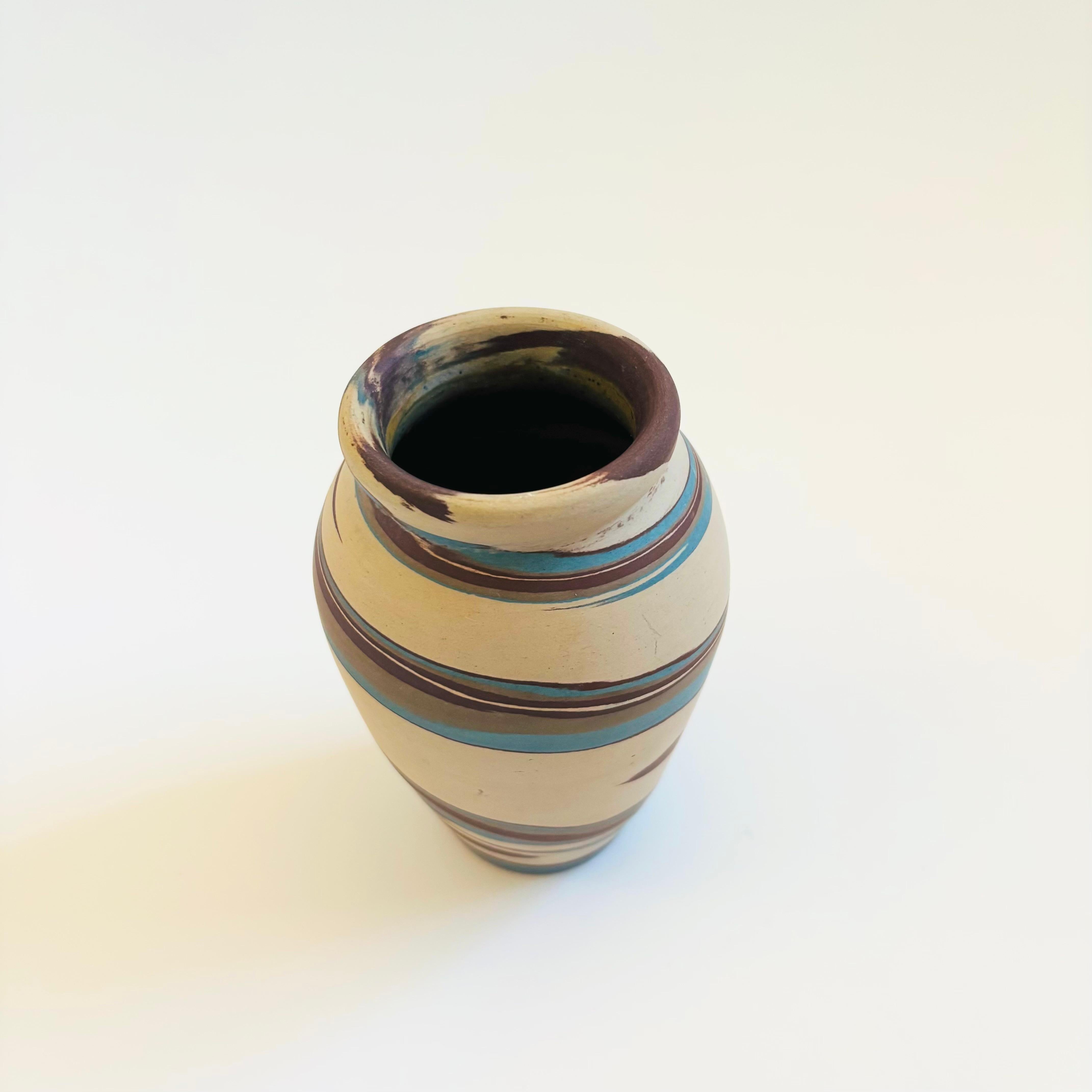 Un vase vintage en poterie Niloak 