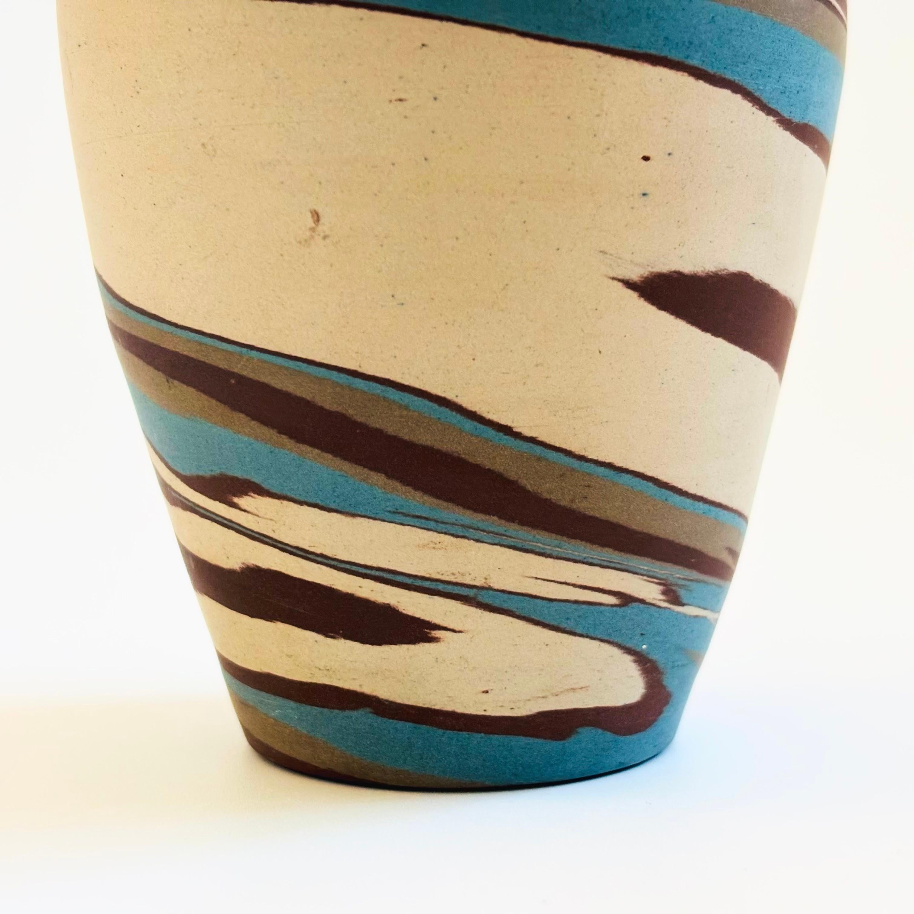 Américain Vase en poterie Niloak Mission Swirl en vente