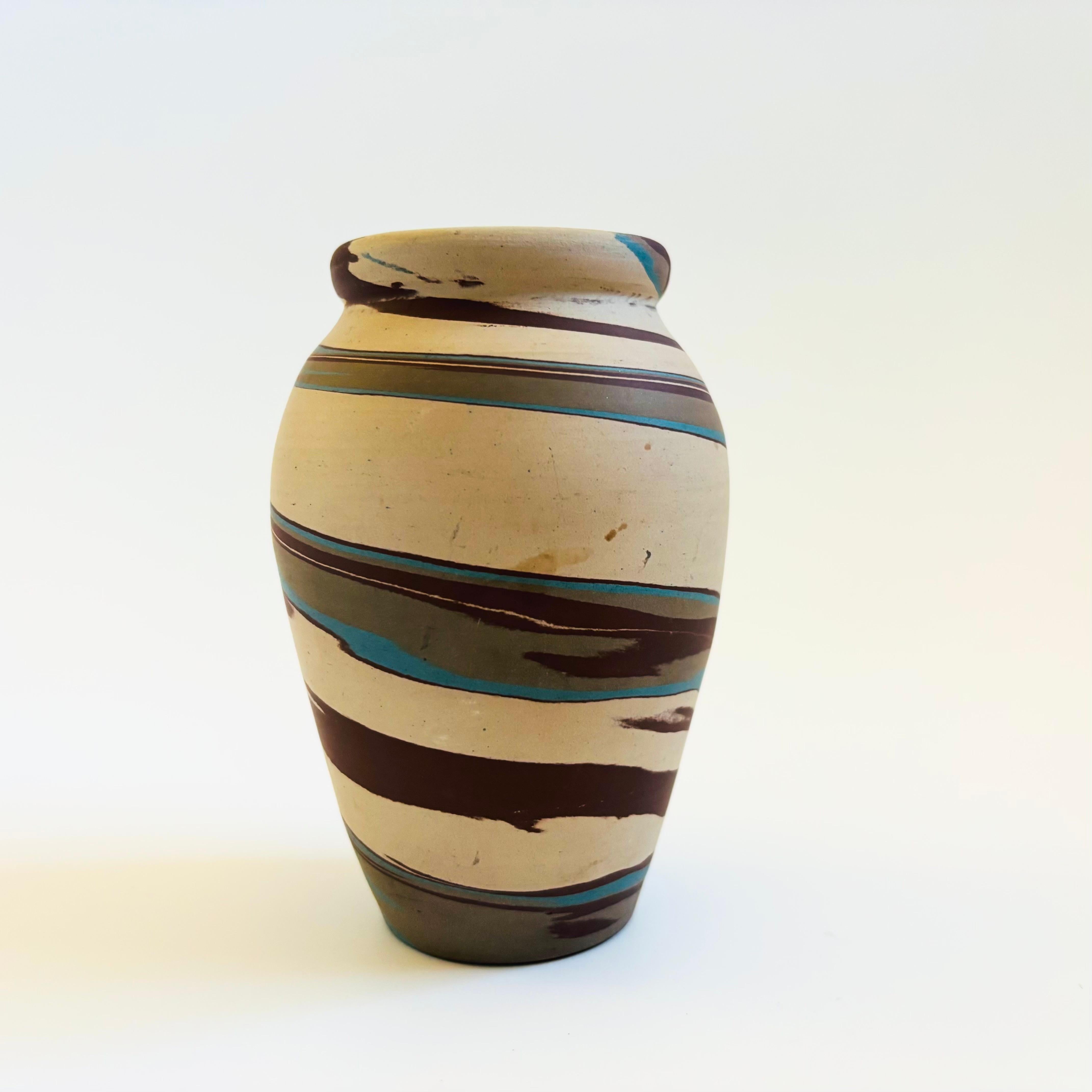 Vase en poterie Niloak Mission Swirl Bon état - En vente à Fairfield, CA
