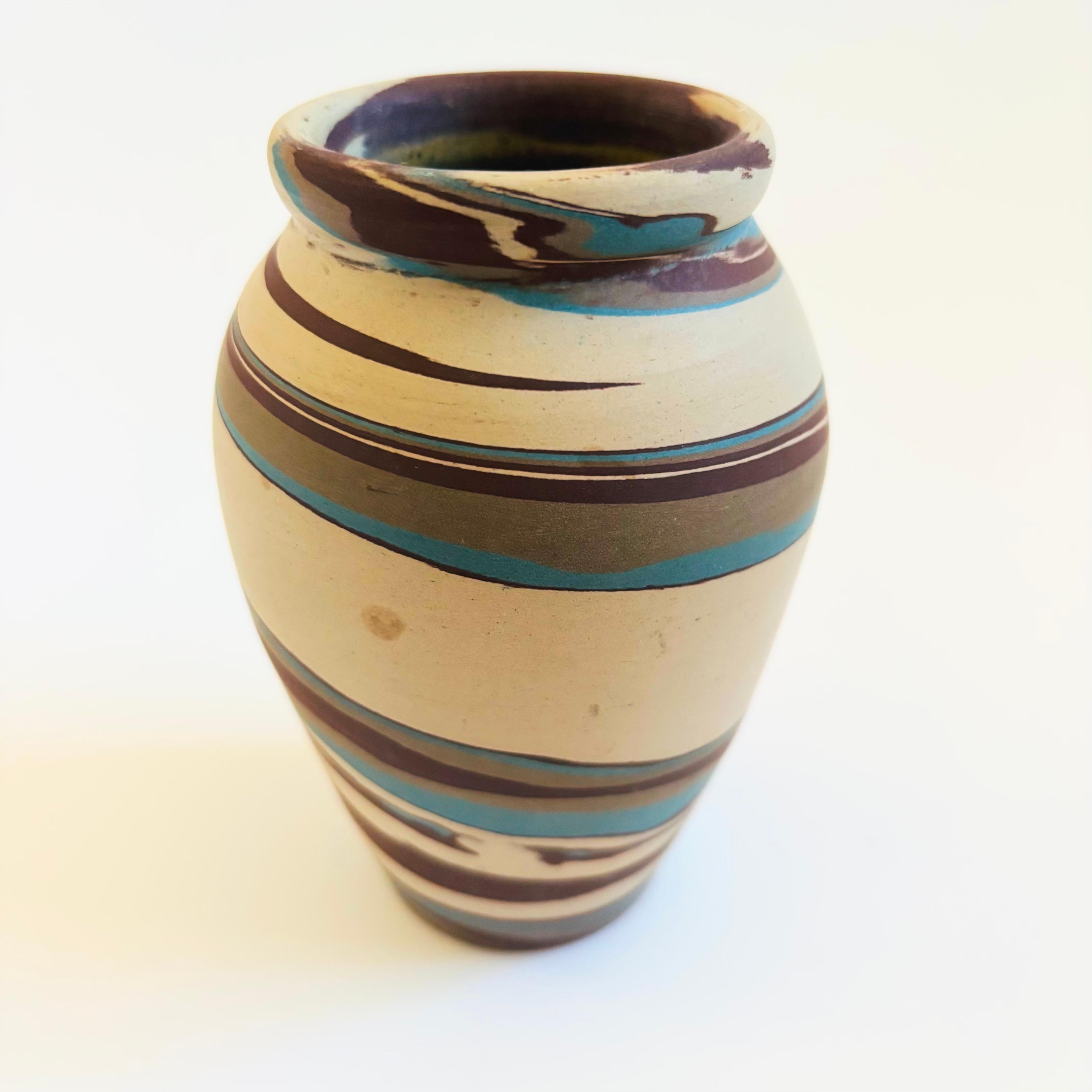 20ième siècle Vase en poterie Niloak Mission Swirl en vente