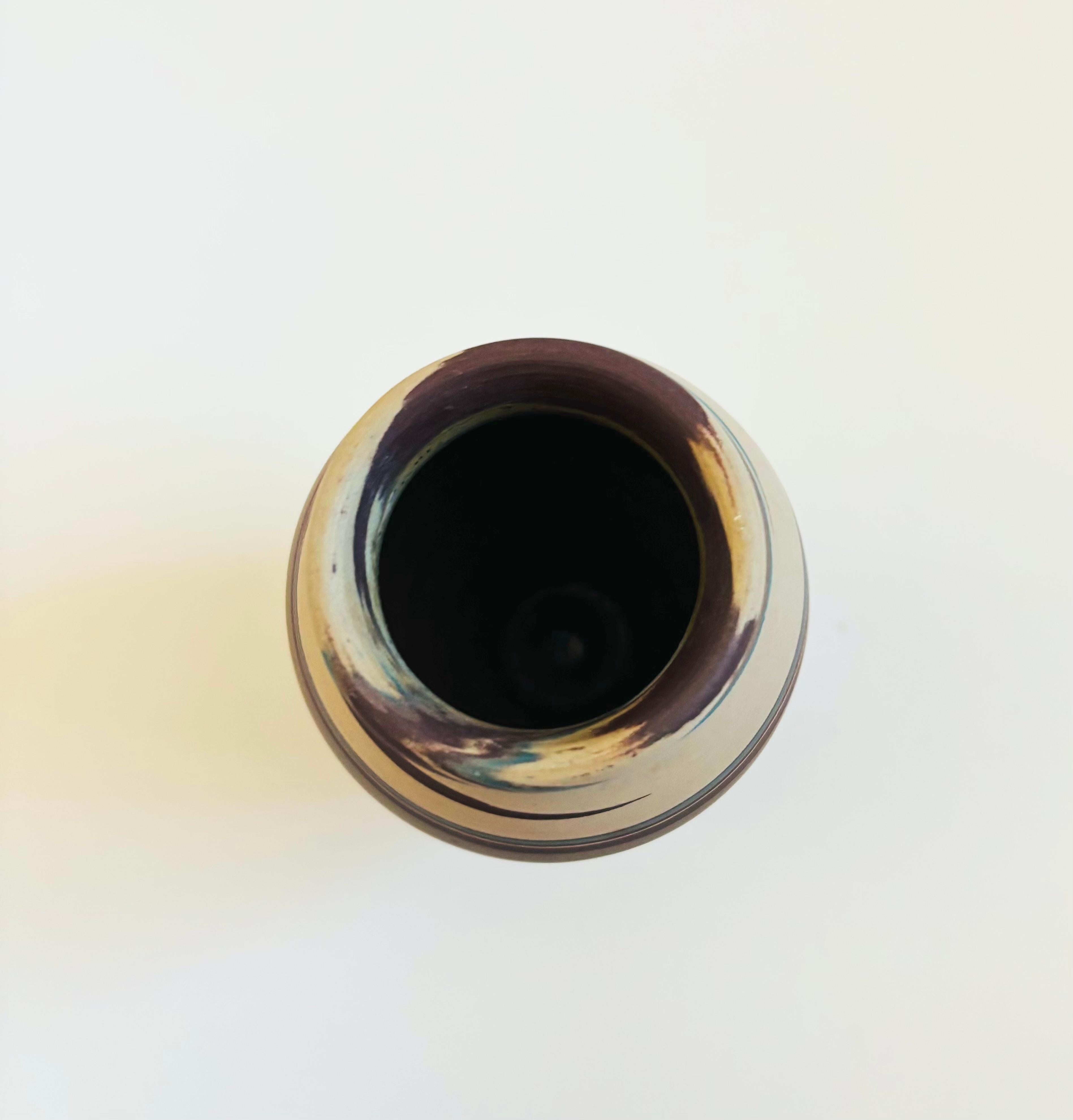 Poteries Vase en poterie Niloak Mission Swirl en vente