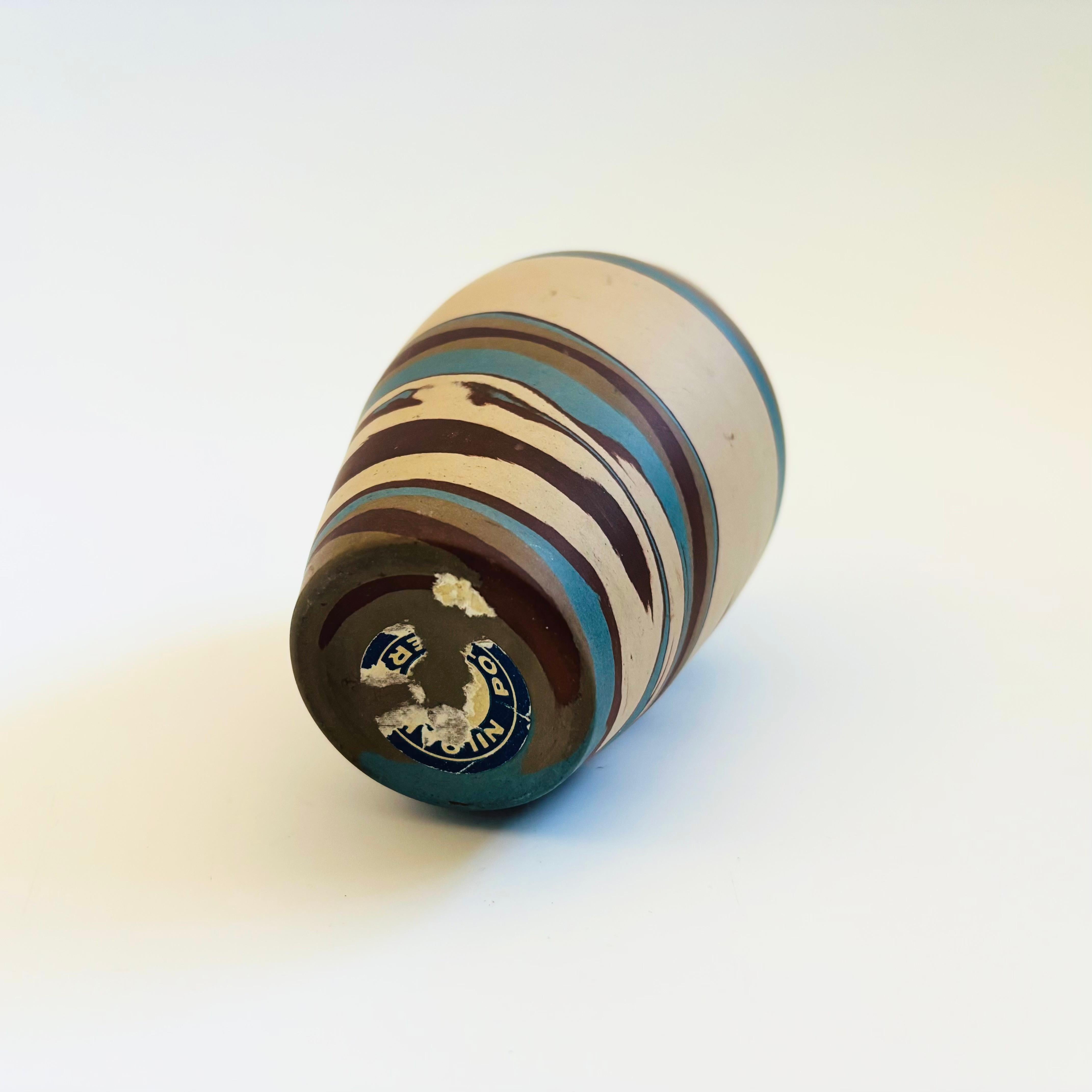 Vase en poterie Niloak Mission Swirl en vente 1
