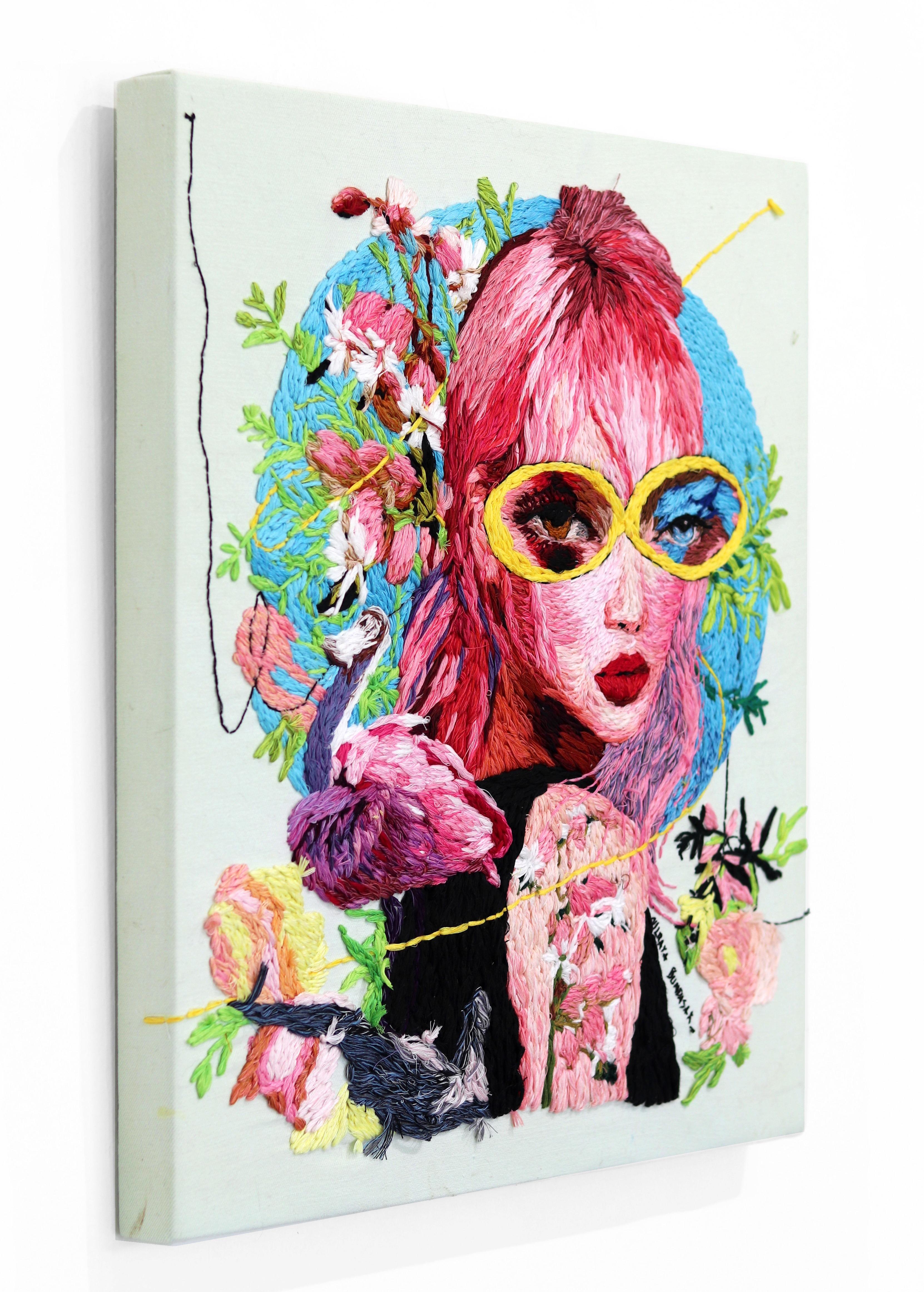 Vivid Summer - Ritratto pop vibrante ricamato con arte tessile in vendita 1
