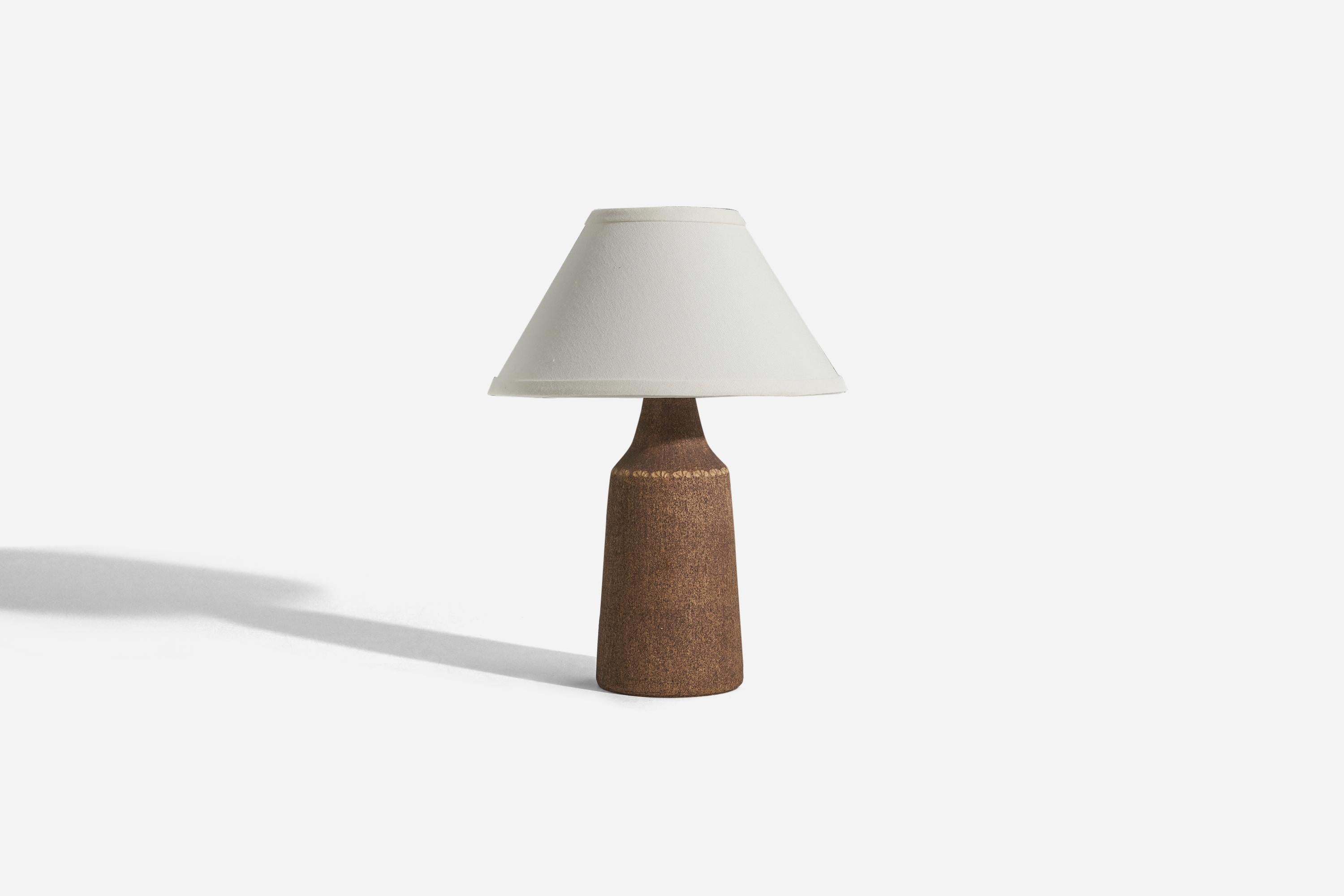 Lampe de table en grès émaillé brun, conçue et produite par Nils Allan Johannesson, Suède, vers les années 1960. 



