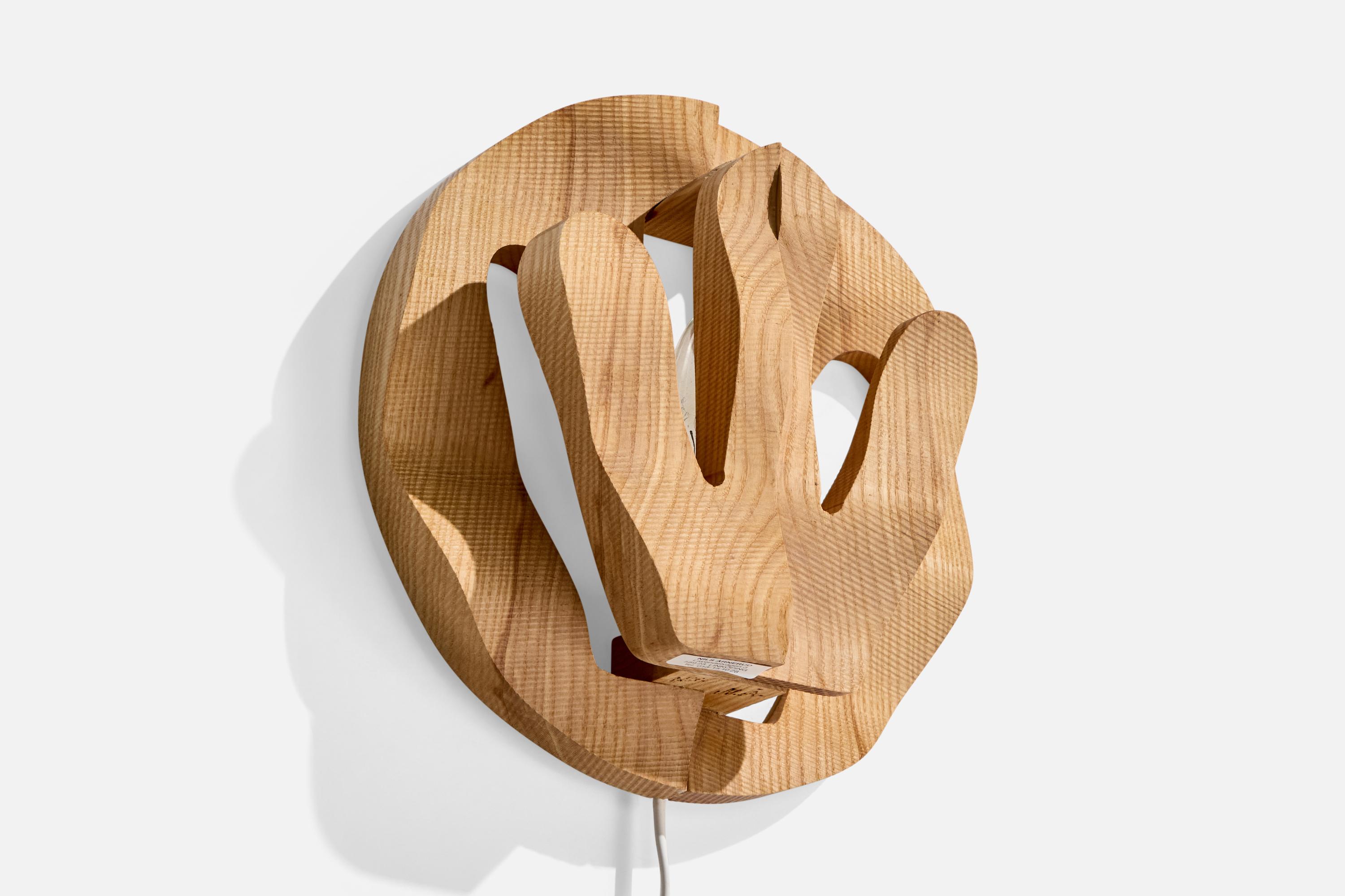 Applique en frêne à structure libre conçue et produite par Nils Årnerud, Suède, c.C. 1990.

Dimensions globales (en pouces) : 10,5 