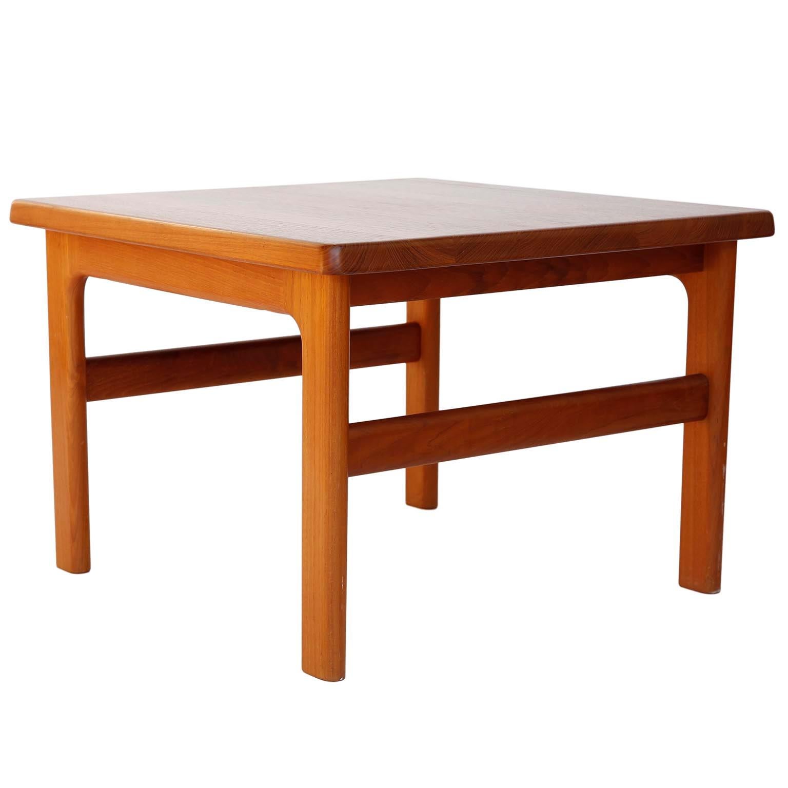 A square coffee table in a warm toned teak wood designed by Niels Bach, Denmark, manufactured in midcentury, circa 1960 (late 1950s or early 1960s).
A great example of an organic shaped and simple and timeless designed Danish or Scandinavian Modern