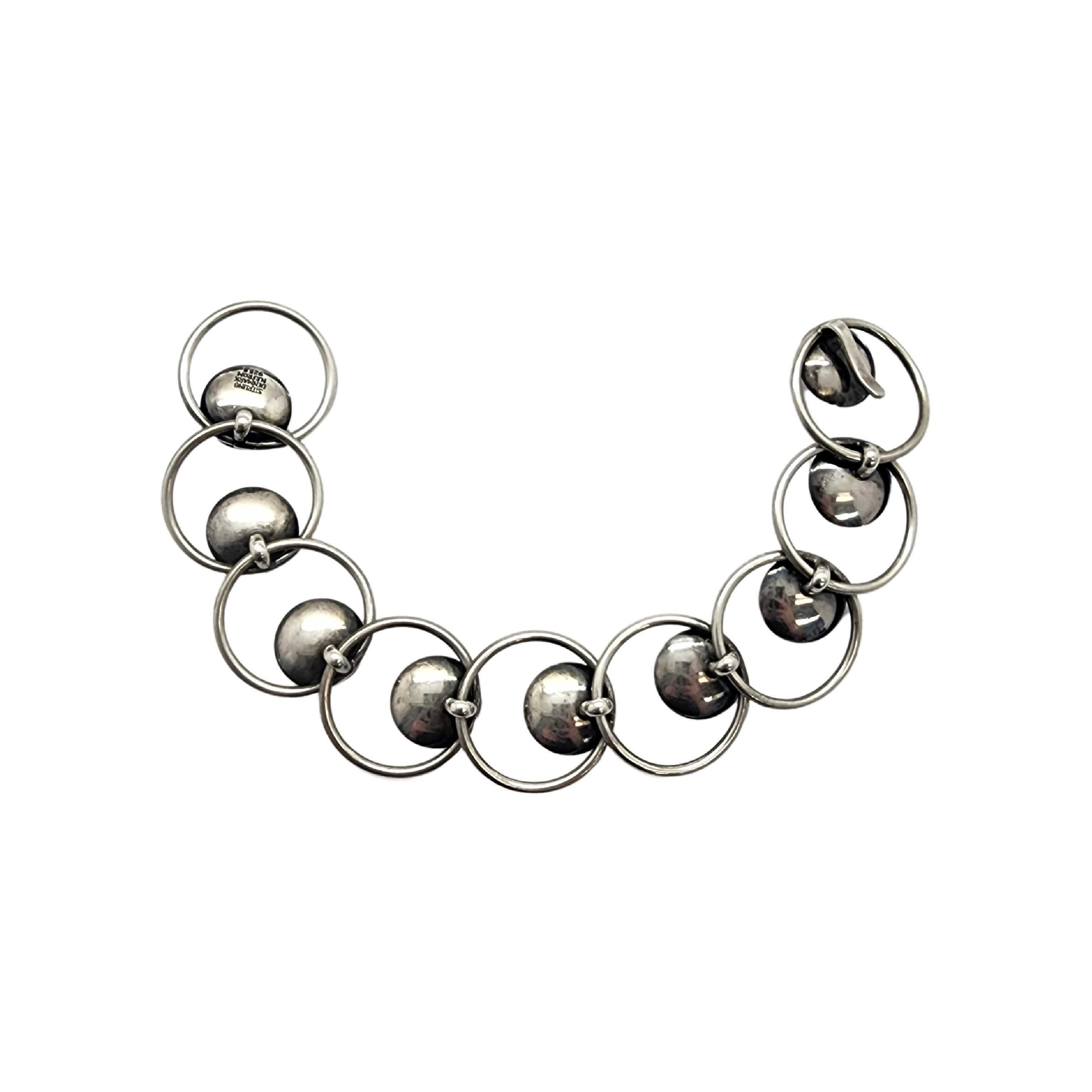 Bracciale vintage in argento e ambra di Niels Erik From, Danimarca.

Niels Erik From è stato uno dei più grandi argentieri e designer danesi dal 1931 fino alla sua morte, avvenuta negli anni Ottanta. An He ha creato molti disegni floreali e ispirati