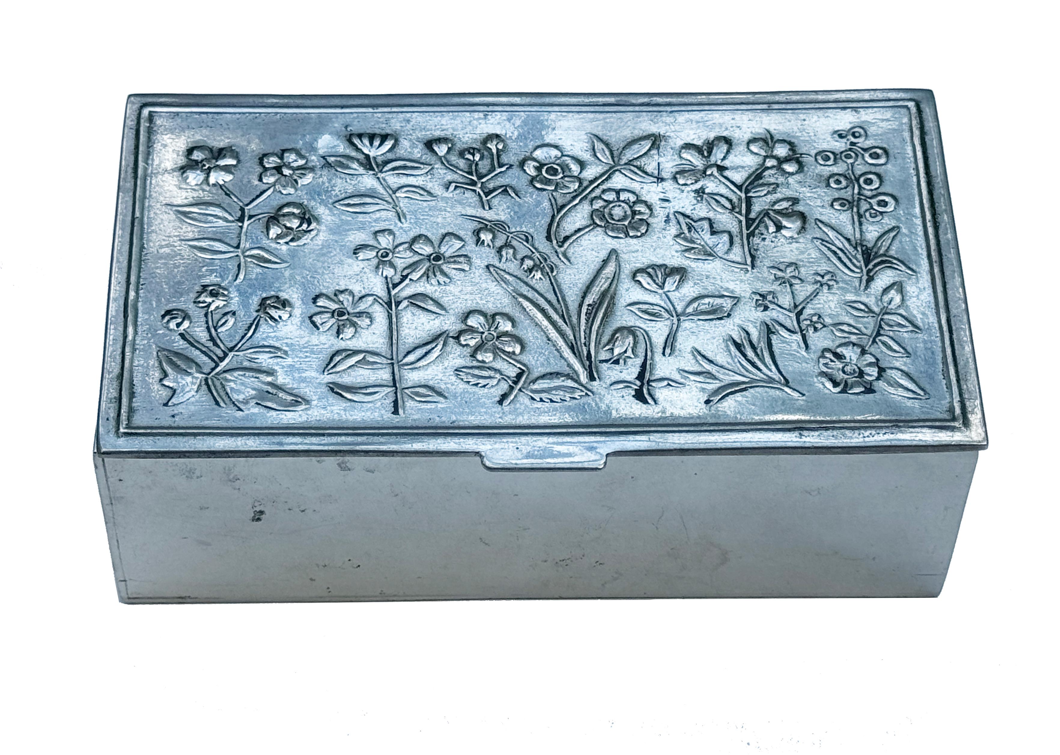 Nils Fougstedt Caja de peltre  para Firma Svenskt Tenn, 1986 finales del siglo XX en venta