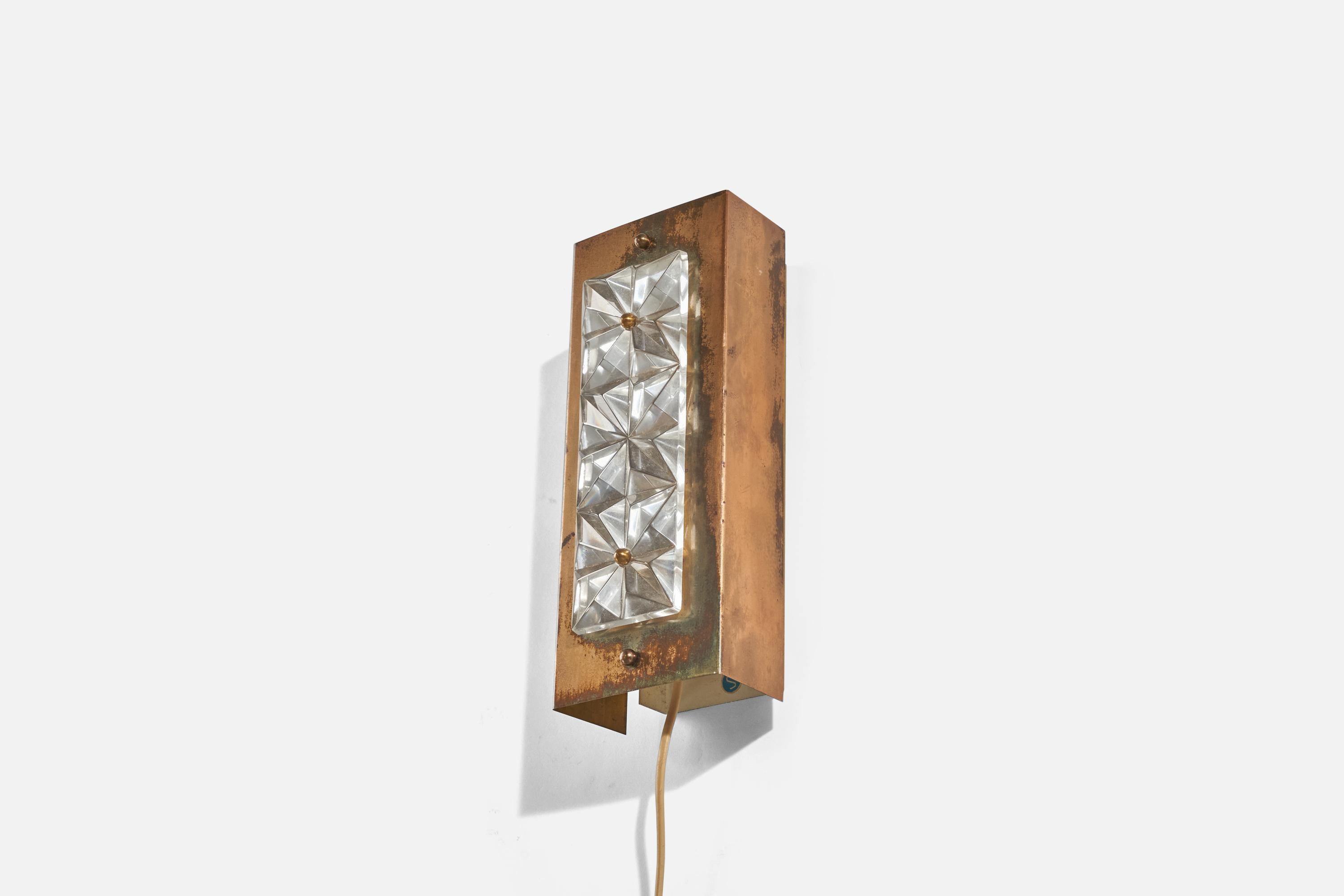 A copper, brass and glass sconce/ wall light designed and produced by Nils H. Ledung, Sweden, 1960s.

Dimensions of back plate (inches) : 8.68 x 2.78 x 0.84 (height x width x depth)

Socket takes E-14 bulb.

There is no maximum wattage stated
