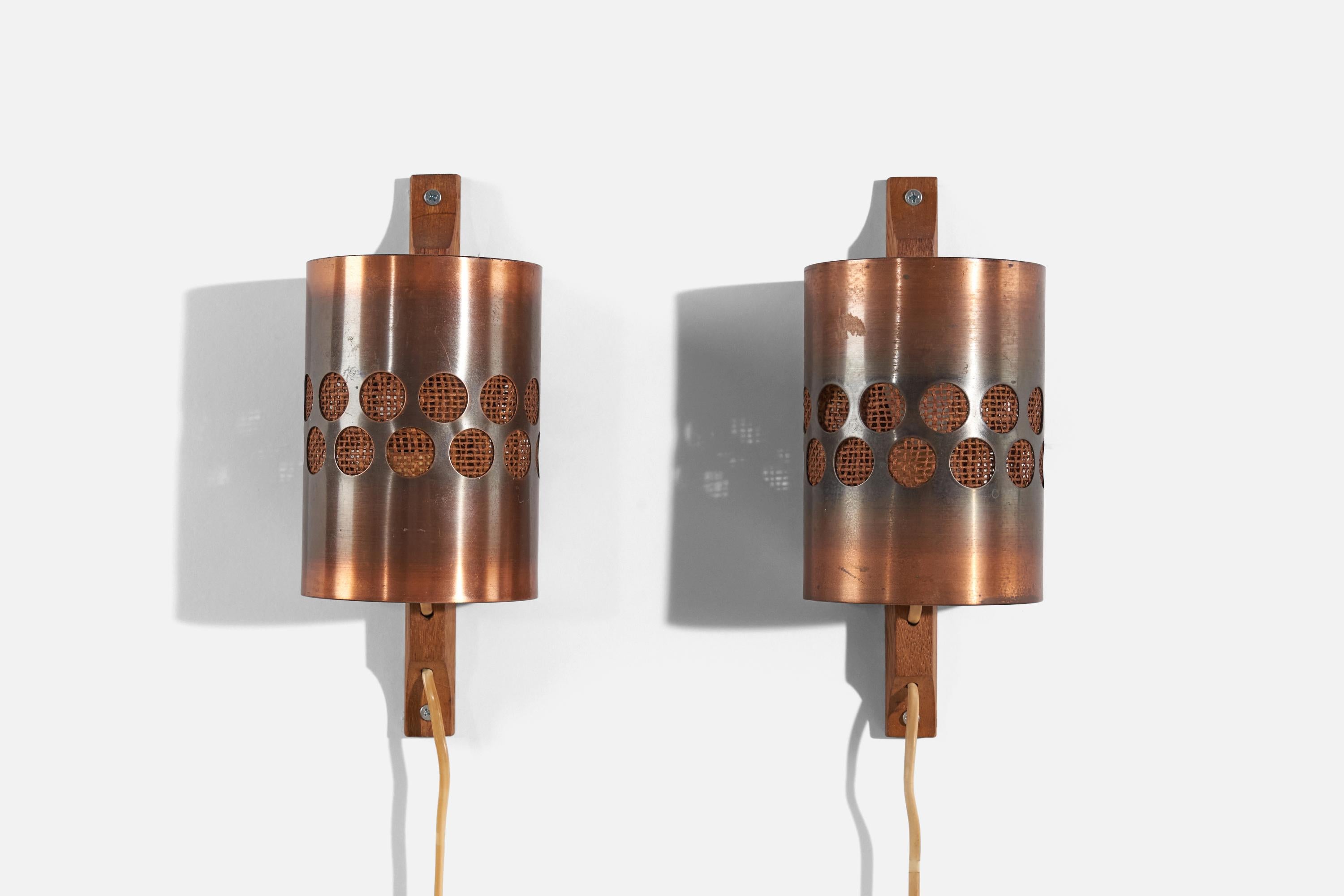 A pair of oak, copper and burlap wall lights, designed and produced by Nils H. Ledung, Sweden, 1960s.

Dimensions of the back plate (inches) : 2.625 x 1 x 1.125 (H x W x D).