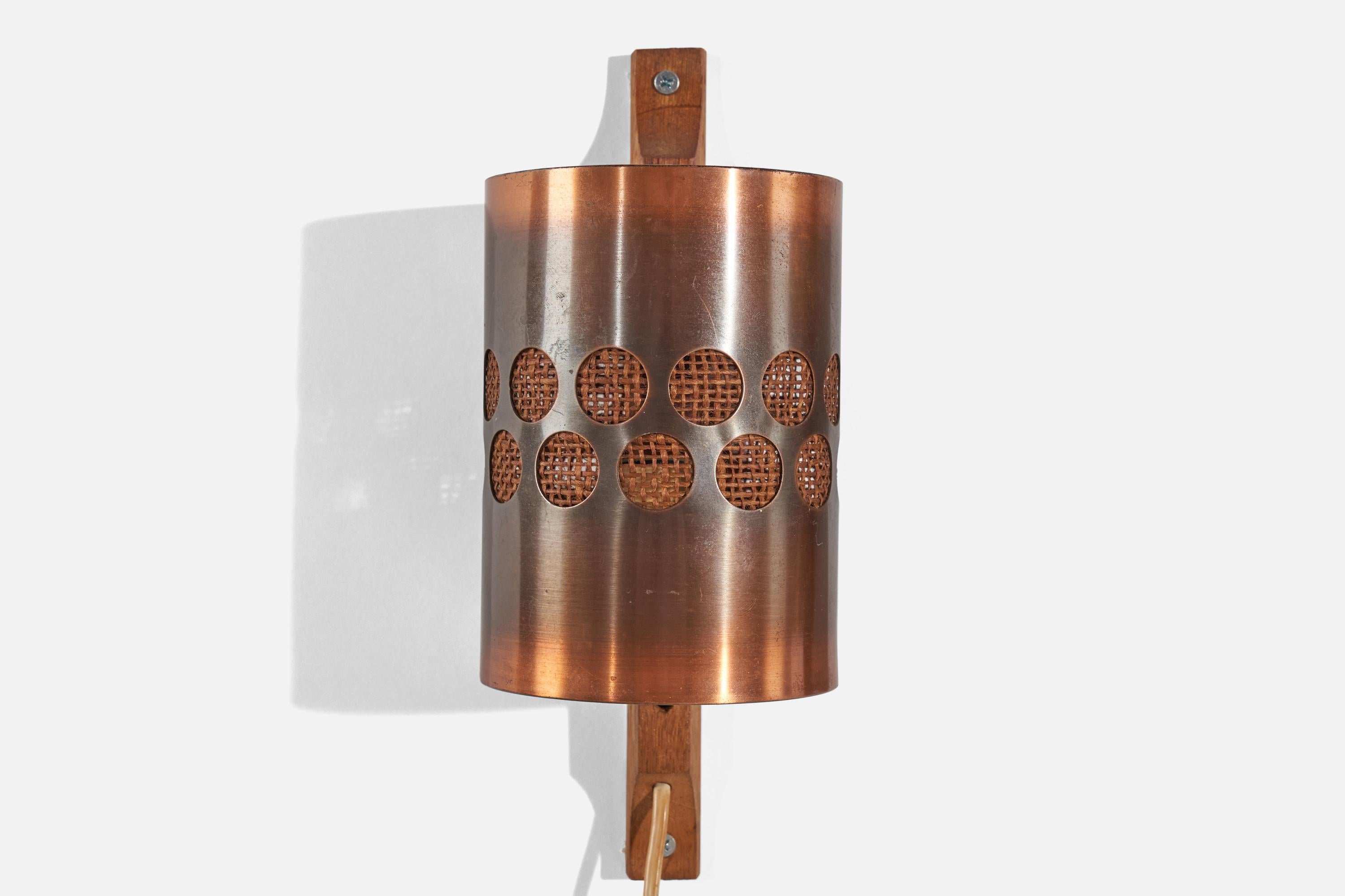 Nils H. Ledung, Wall Lights, Oak, Copper, Burlap, Sweden, 1960s In Good Condition For Sale In High Point, NC