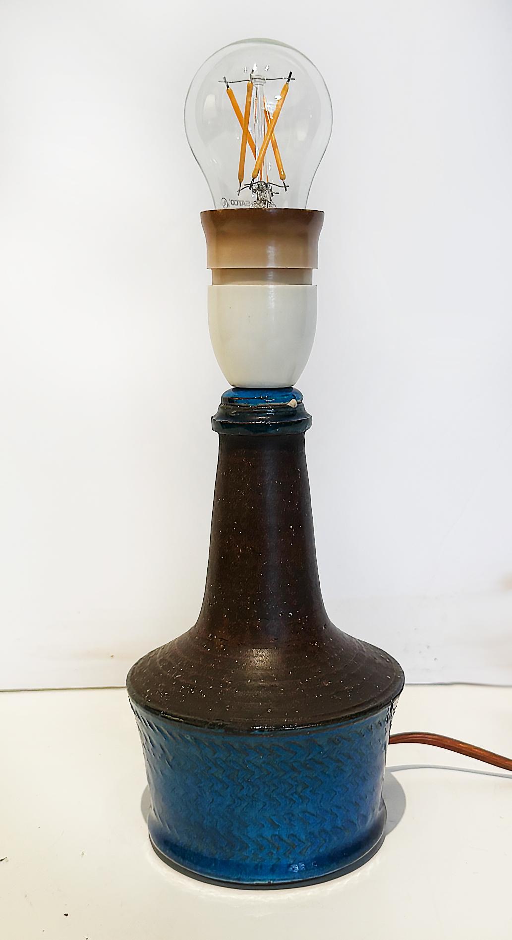 Nils, Herman Kähler Danish Modern Stoneware Table Lamp, Original Shade


Offered for sale is a 1960s Danish Modern stoneware pottery table lamp by Nills and Herman Kähler.  The lamp has a dark blue lower base with herringbone patterns beneath brown