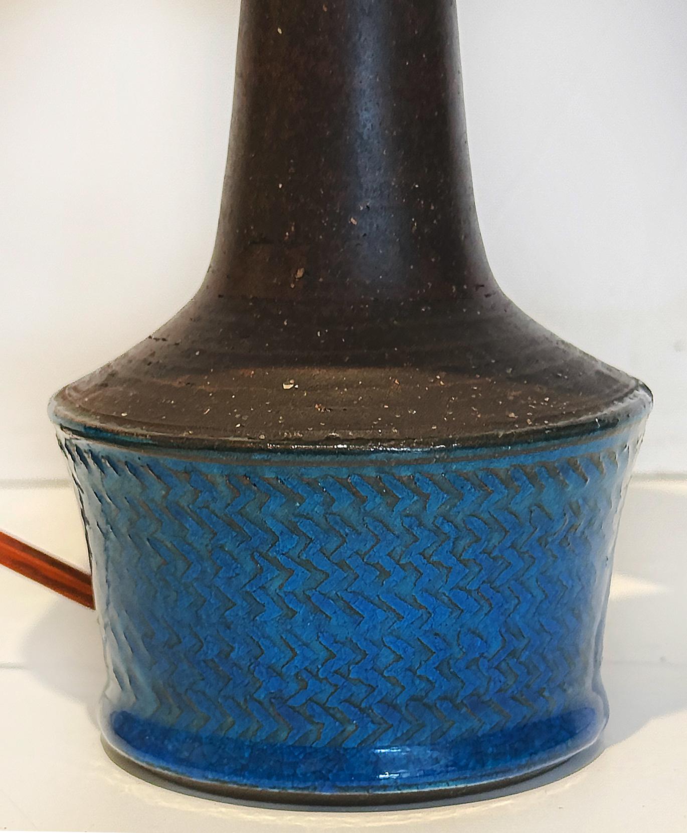 Nils, Herman Kähler Danish Modern Stoneware Table Lamp, Original Shade In Good Condition For Sale In Miami, FL