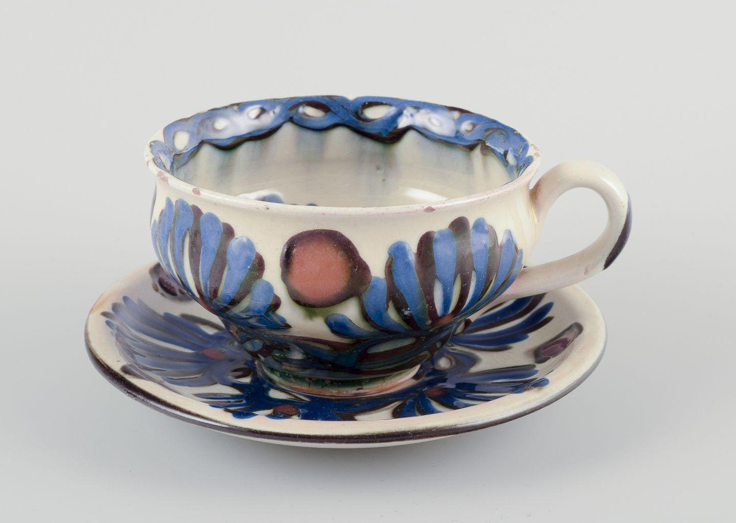 PRE-OWNED GOODS ARE EXEMPT FROM IMPORT TARIFFS FOR U.S., UK, AUSTRALIAN & CANADIAN CUSTOMERS.   
THEREFORE, NO IMPORT TARIFFS WILL BE APPLICABLE TO YOUR PURCHASE. 

Nils Joakim Kähler for Kähler. 
A set of four large “Marguerite” teacups and saucers