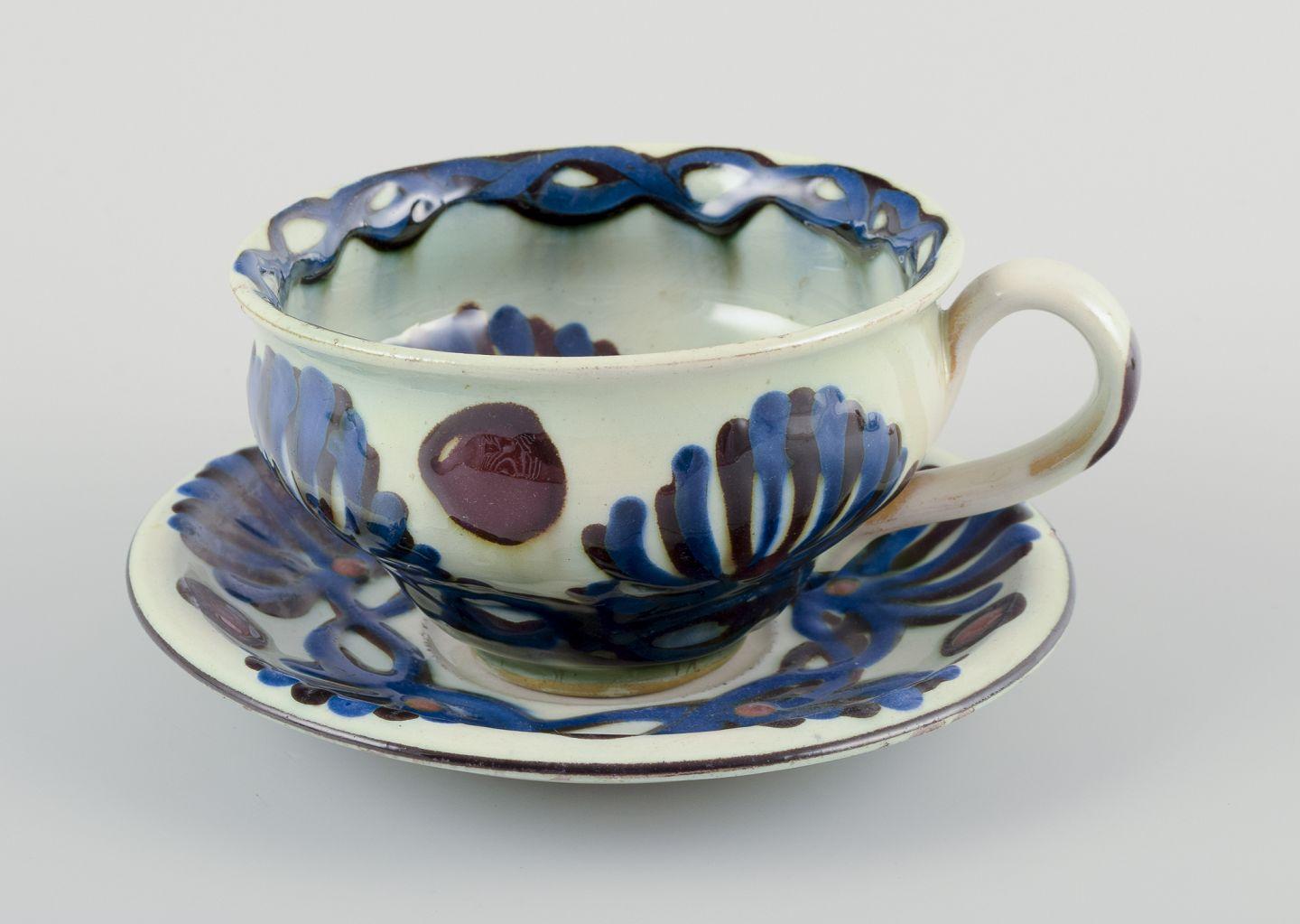 Scandinave moderne Nils Joakim Kähler for Kähler.  Four large “Marguerite” teacups and saucers en vente