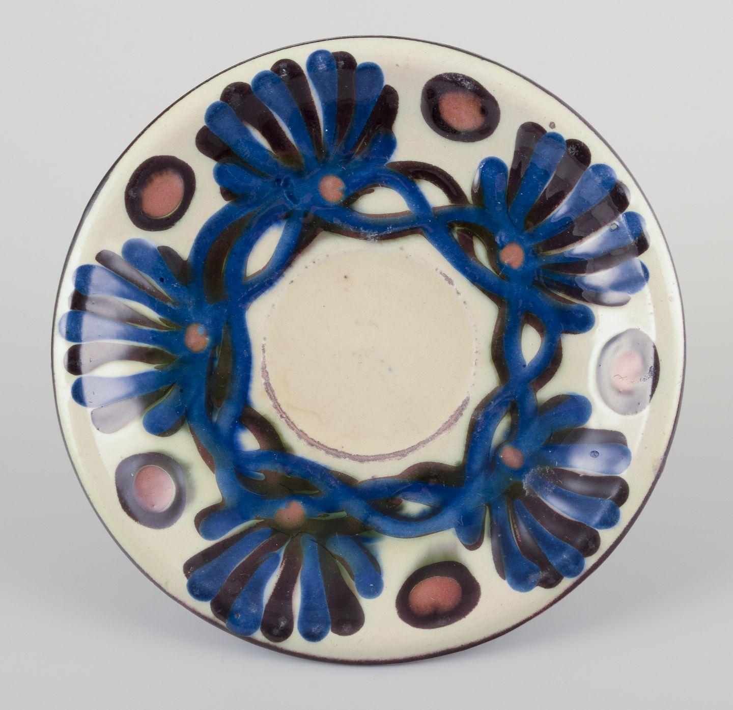 Nils Joakim Kähler for Kähler.  Four large “Marguerite” teacups and saucers Bon état - En vente à København, Copenhagen
