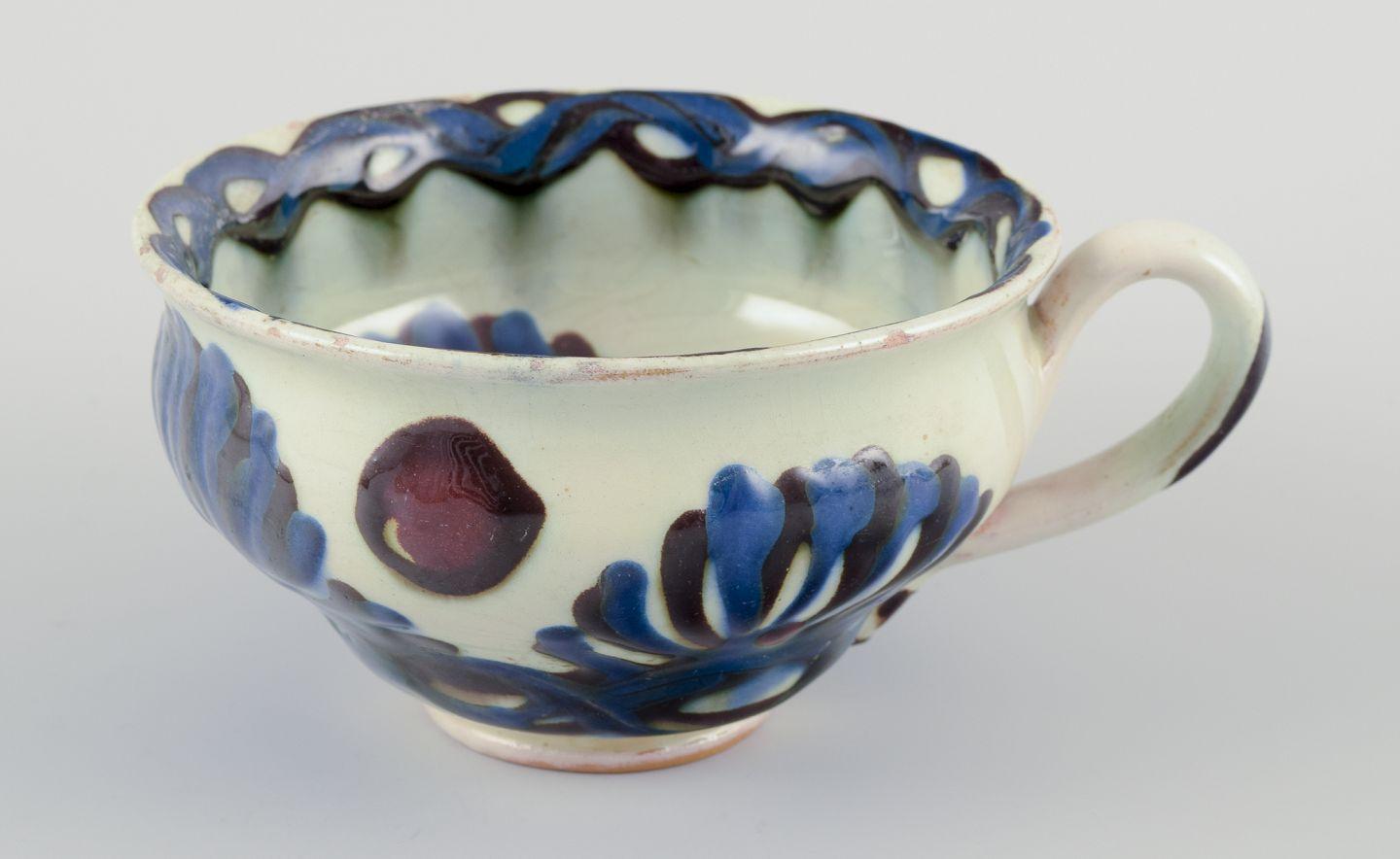 20ième siècle Nils Joakim Kähler for Kähler.  Four large “Marguerite” teacups and saucers en vente