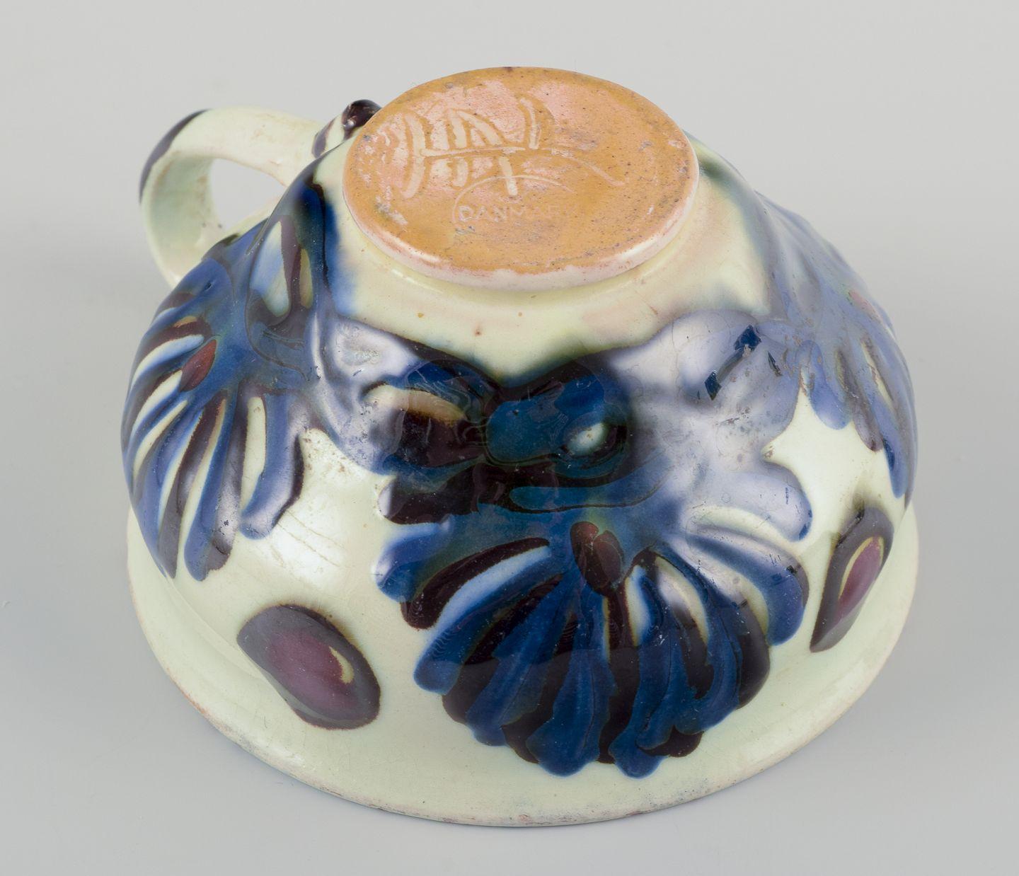 Grès Nils Joakim Kähler for Kähler.  Four large “Marguerite” teacups and saucers en vente