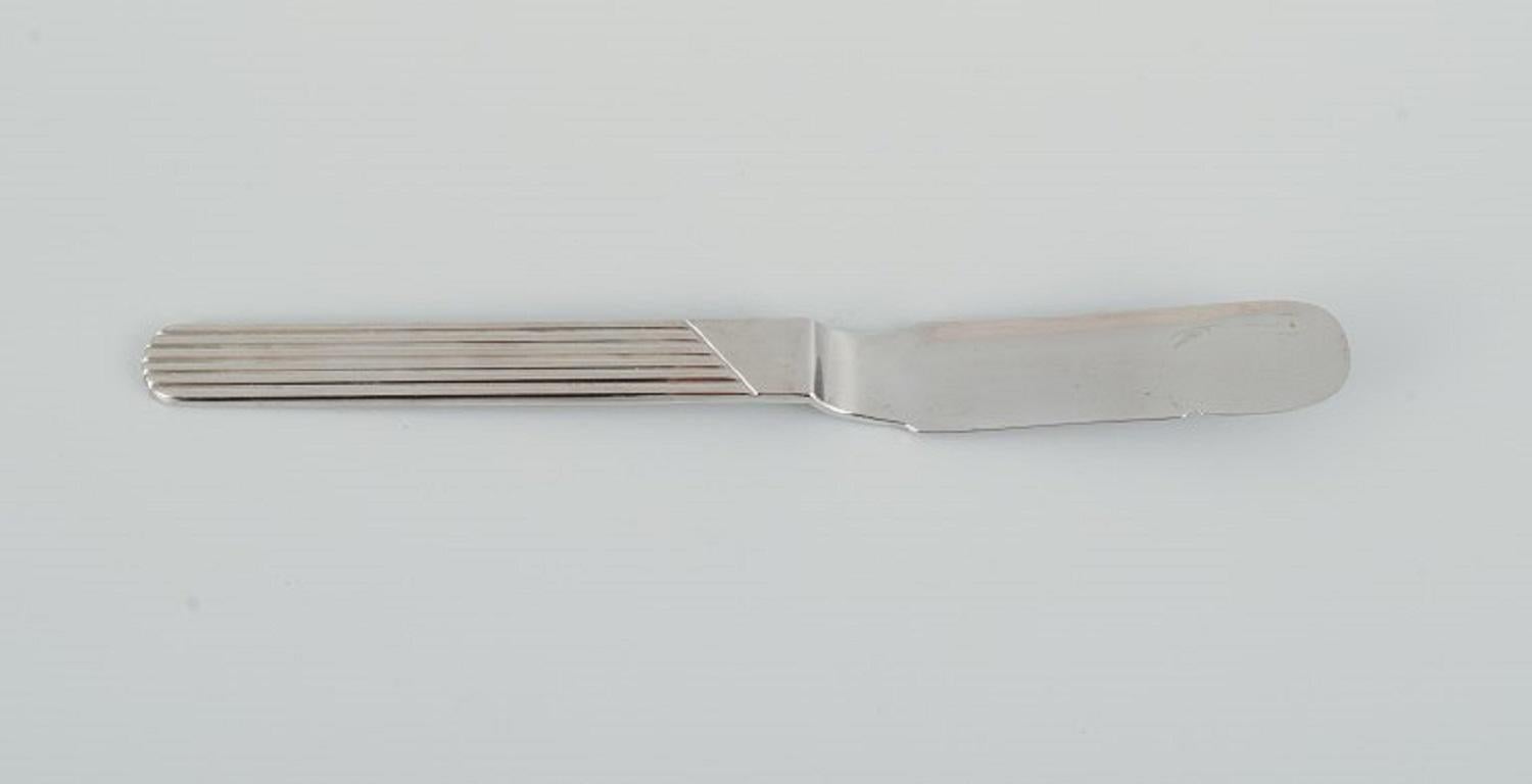 Nils Johan. Modernist cutlery consisting of four fish knives and two butter knives.
Swedish design.
Stainless steel.
Approx. 1970s.
In perfect condition.
Marked.
Fishing knife measuring: 21.5 cm.
Butter knife: 17.0 cm.
 