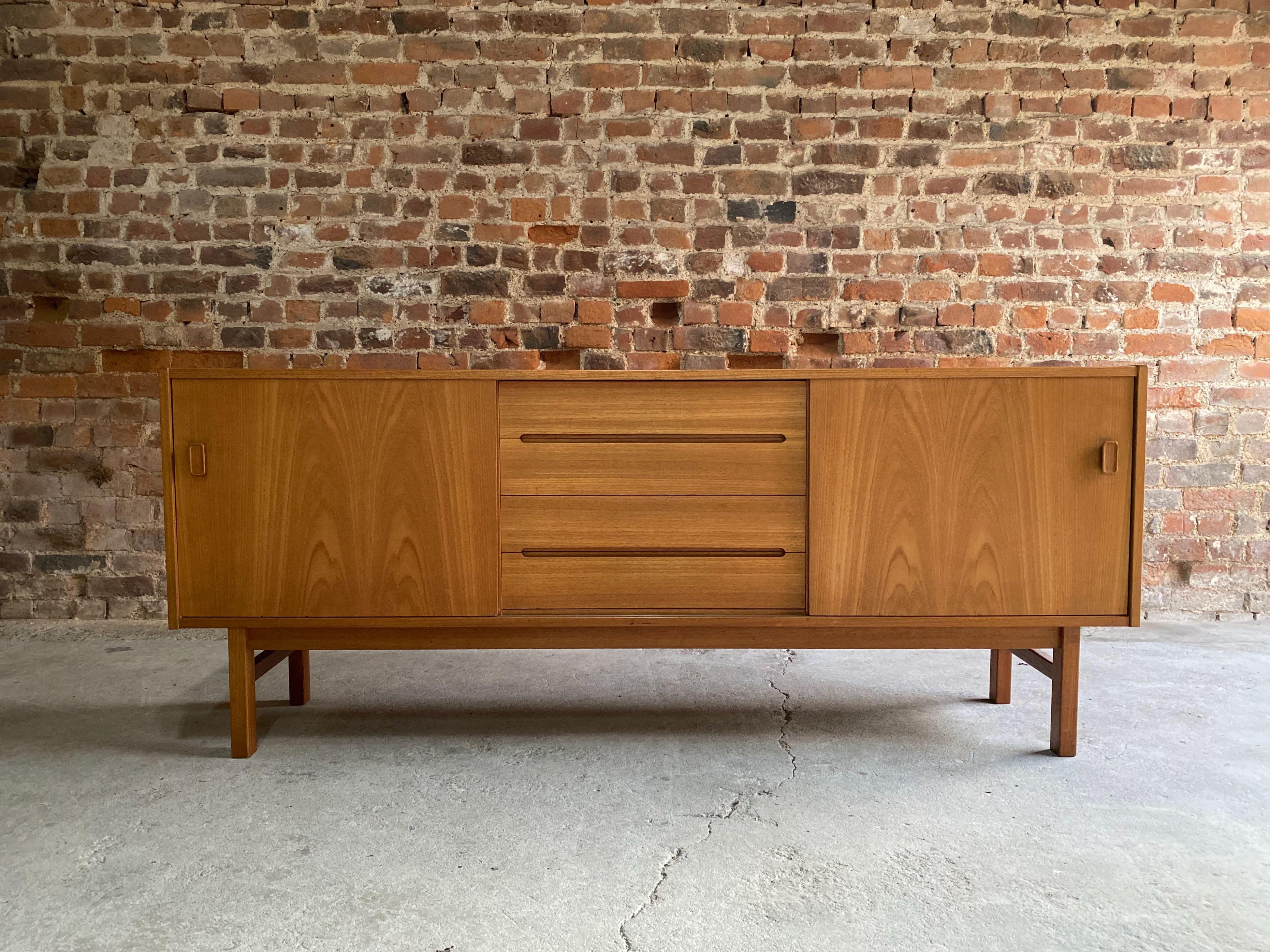 Nils Johnsson Arild Teak Sideboard for Troeds Bjärnum, Sweden, circa 1970

We are delighted to offer this Nils Johnsson teak sideboard model ‘Arild for Troeds Bjärnum, Sweden' circa 1970, the rectangular top over four central drawers with two