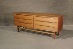 Comò in teak disegnato da Nils Johnsson