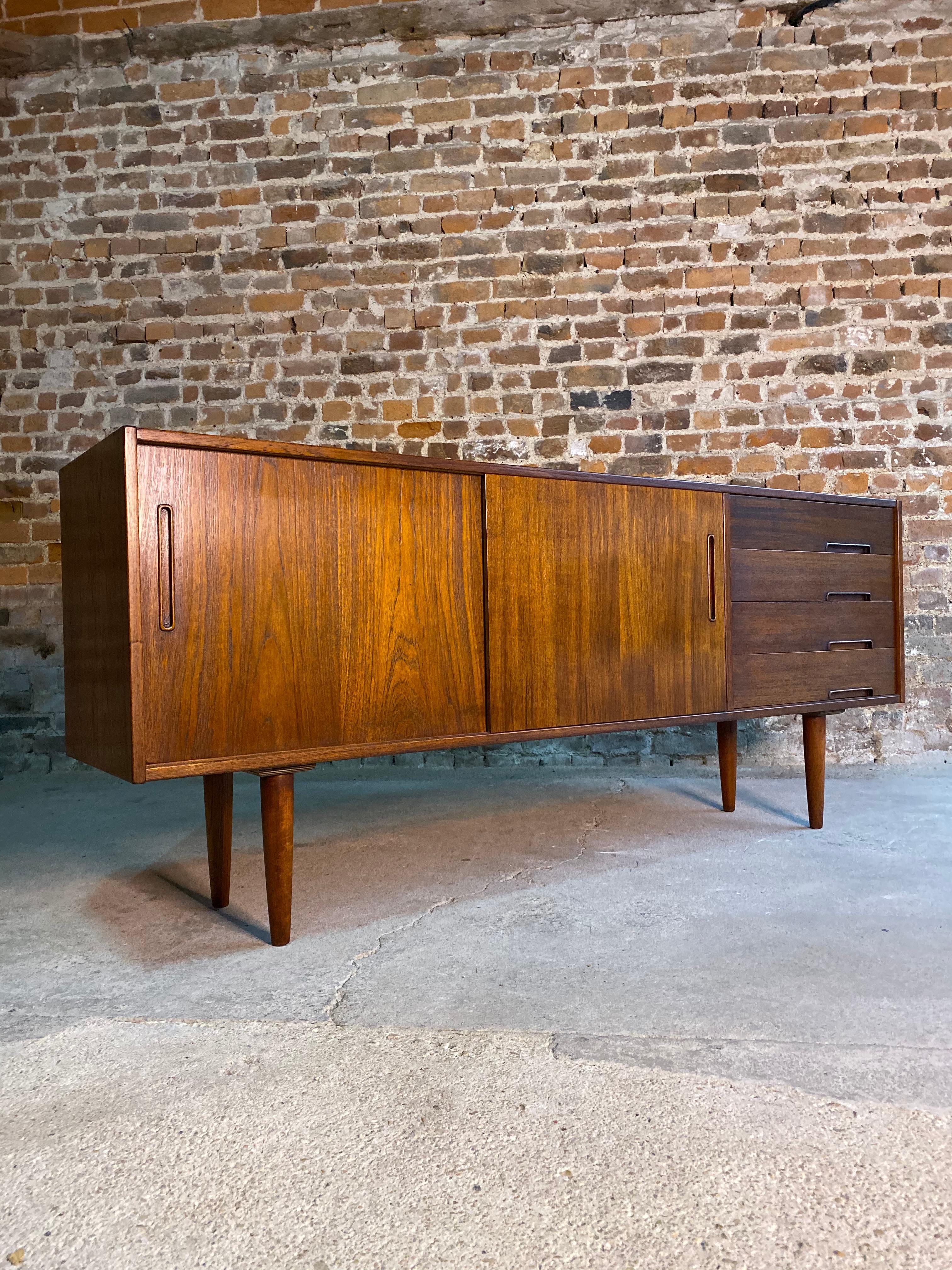 Nils Johnsson Trento Teak Sideboard for Troeds Bjärnum, Sweden, circa 1970 In Good Condition In Longdon, Tewkesbury