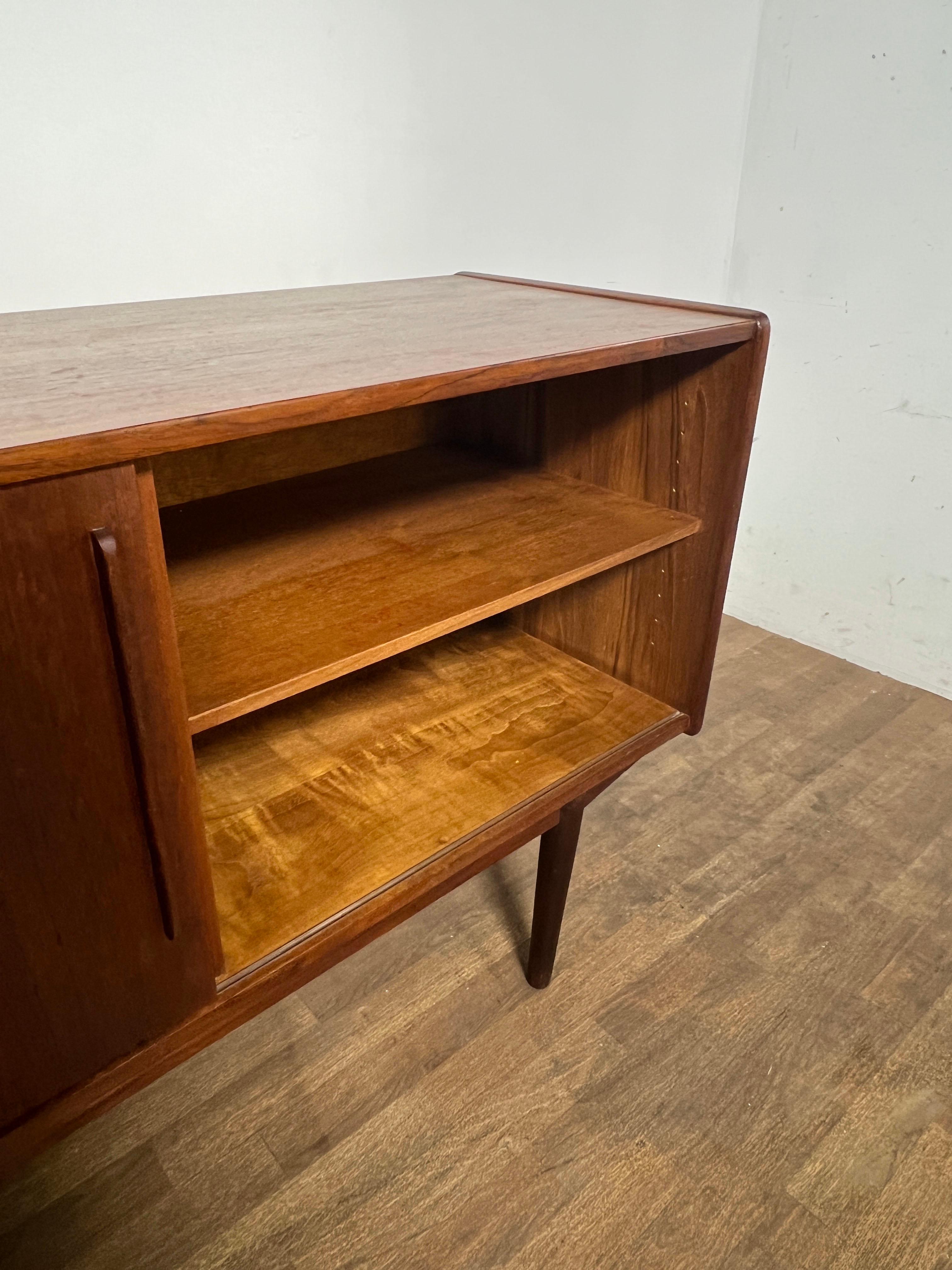 Nils Jonsson per Troed, Svezia Credenza in teak circa anni '60 in vendita 3