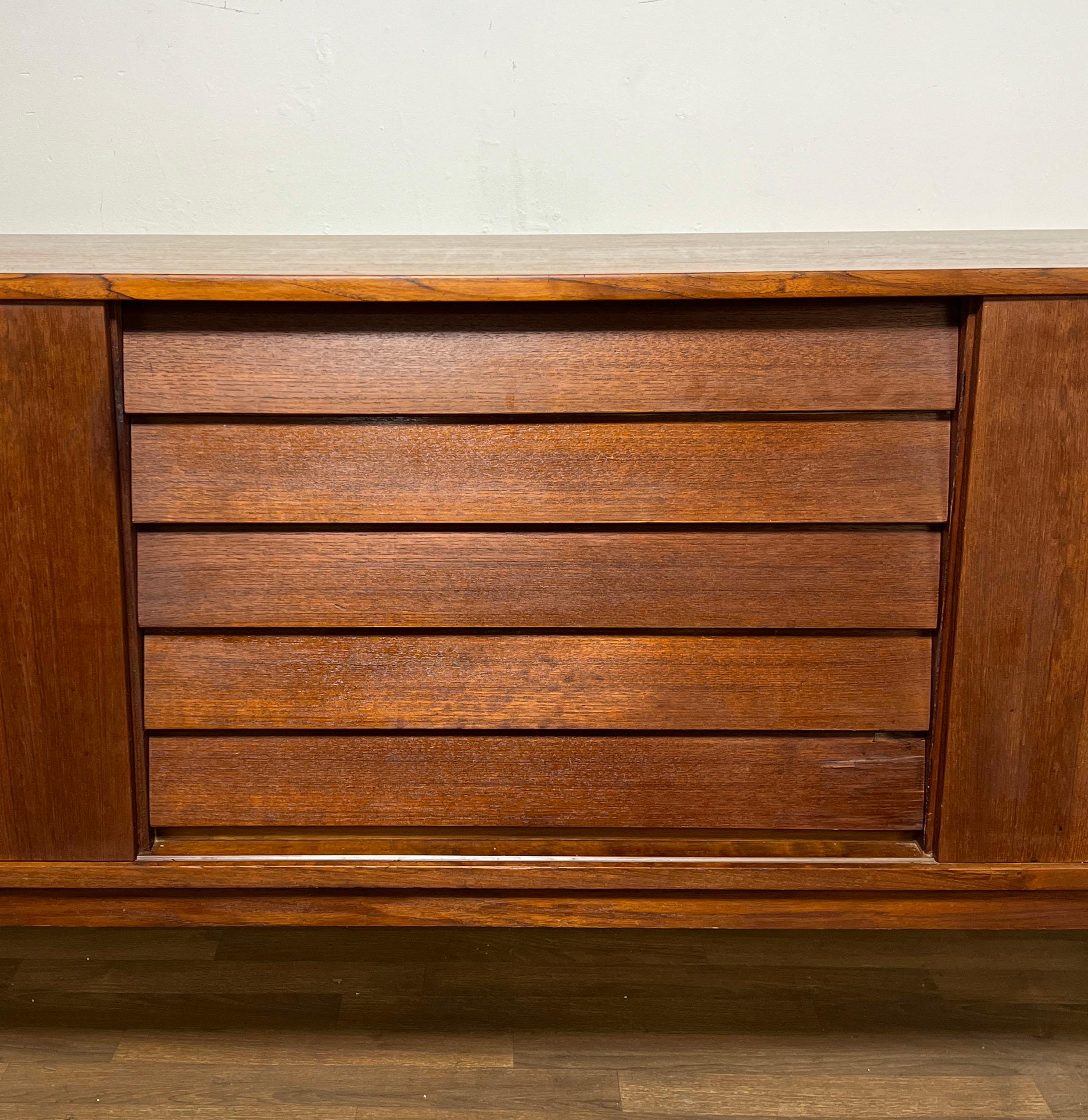 Scandinavo moderno Nils Jonsson per Troed, Svezia Credenza in teak circa anni '60 in vendita