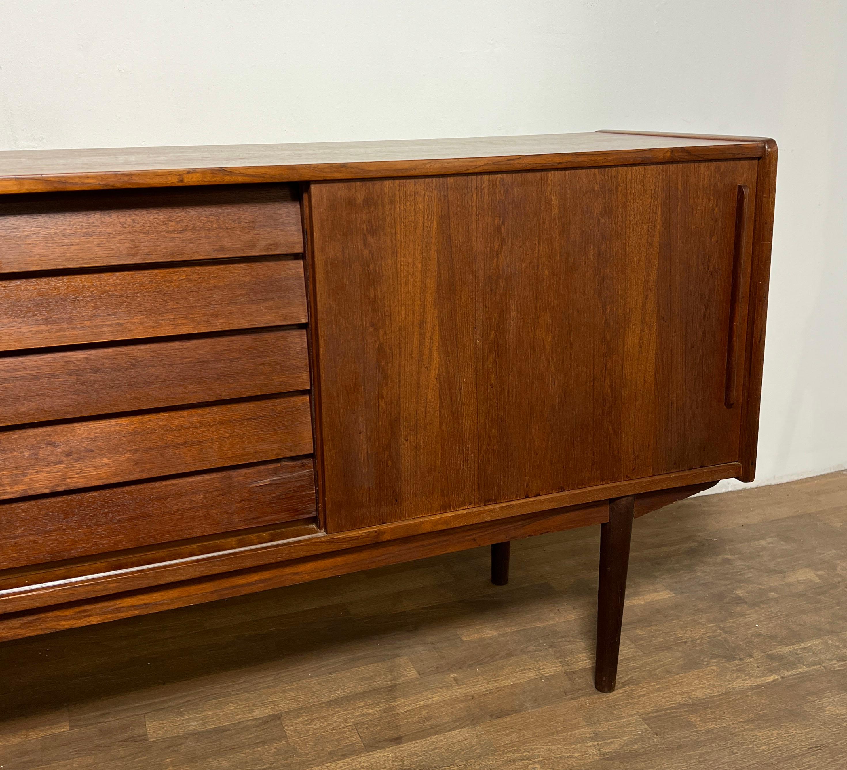 Svedese Nils Jonsson per Troed, Svezia Credenza in teak circa anni '60 in vendita