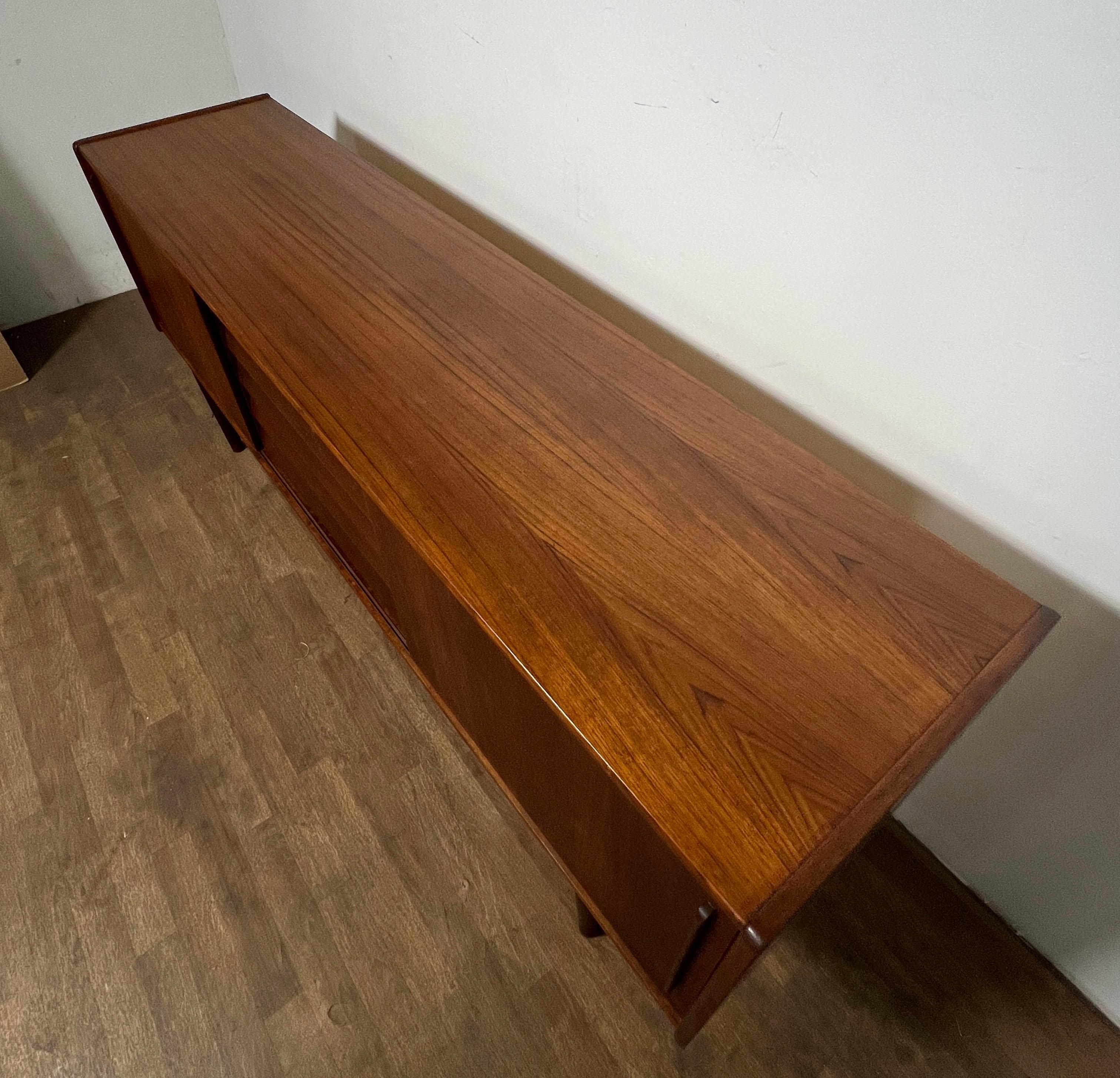 Nils Jonsson per Troed, Svezia Credenza in teak circa anni '60 In condizioni buone in vendita a Peabody, MA