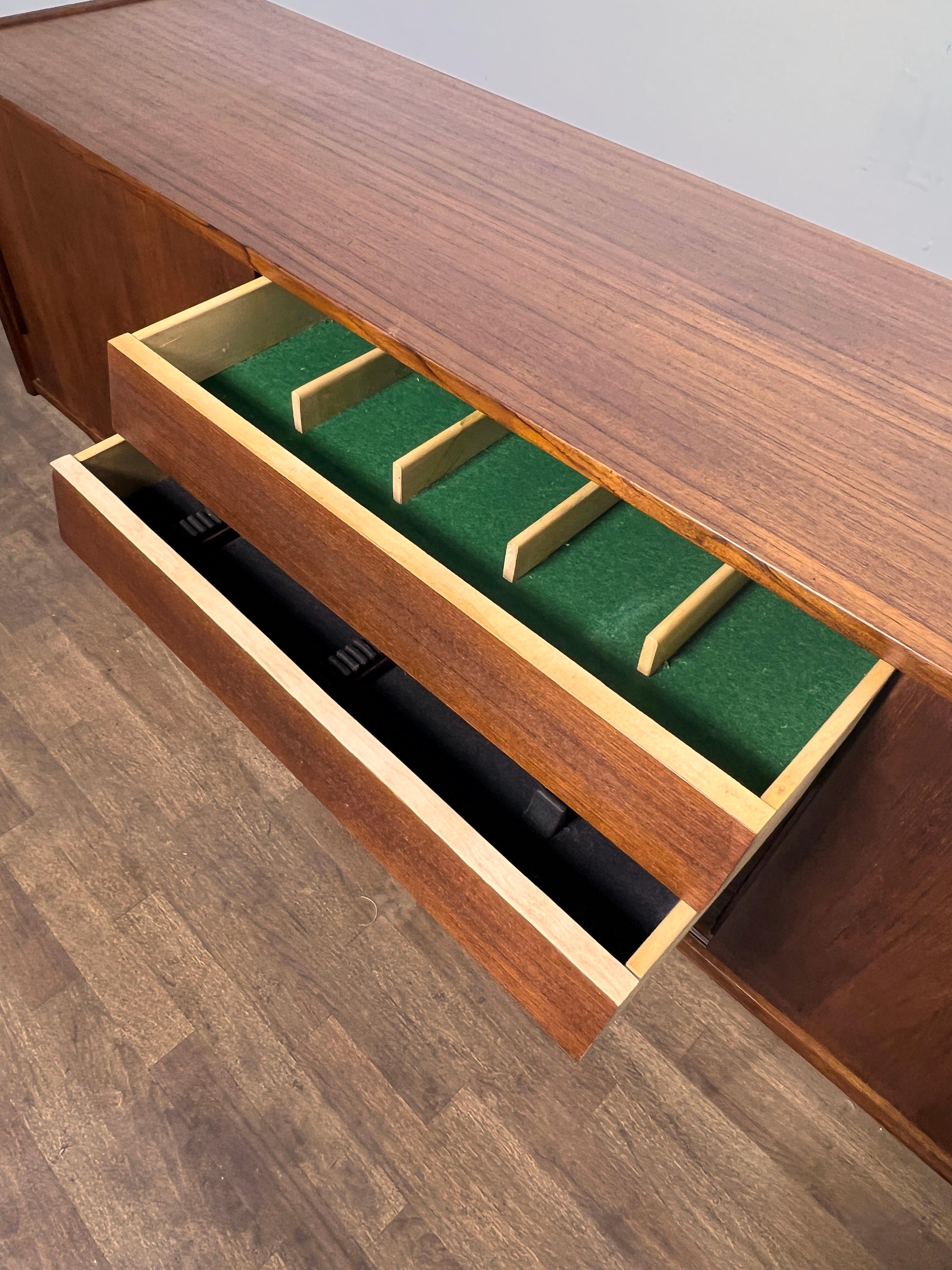 Nils Jonsson per Troed, Svezia Credenza in teak circa anni '60 in vendita 1