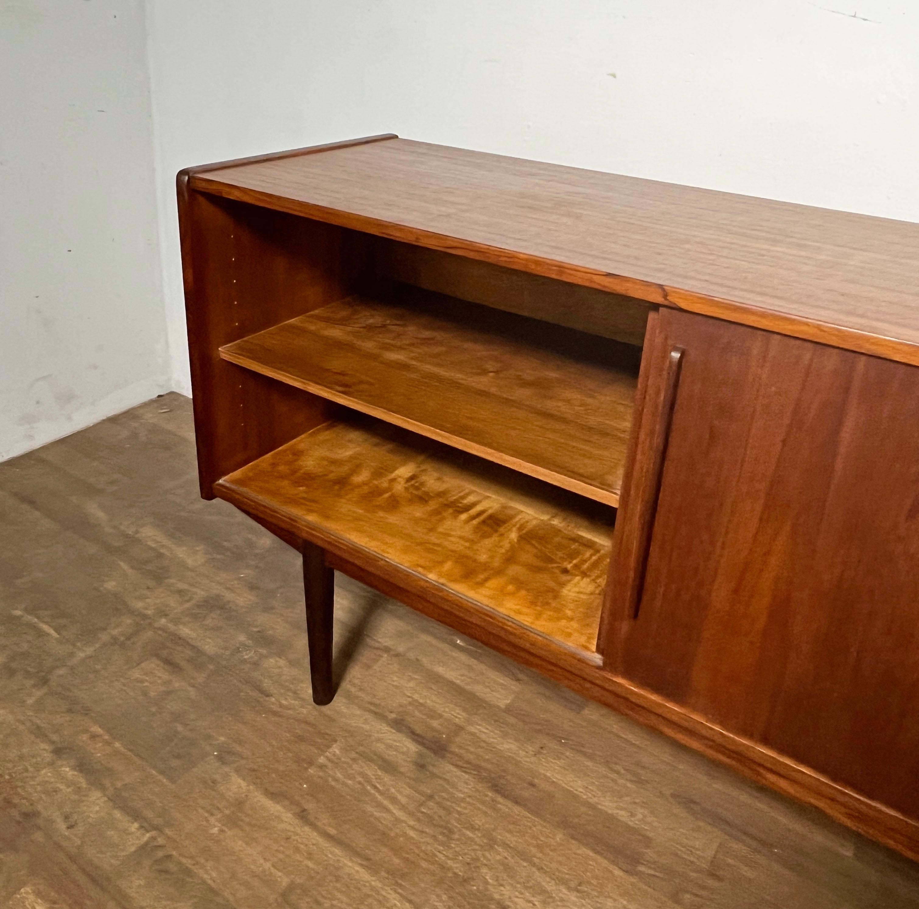 Nils Jonsson per Troed, Svezia Credenza in teak circa anni '60 in vendita 2