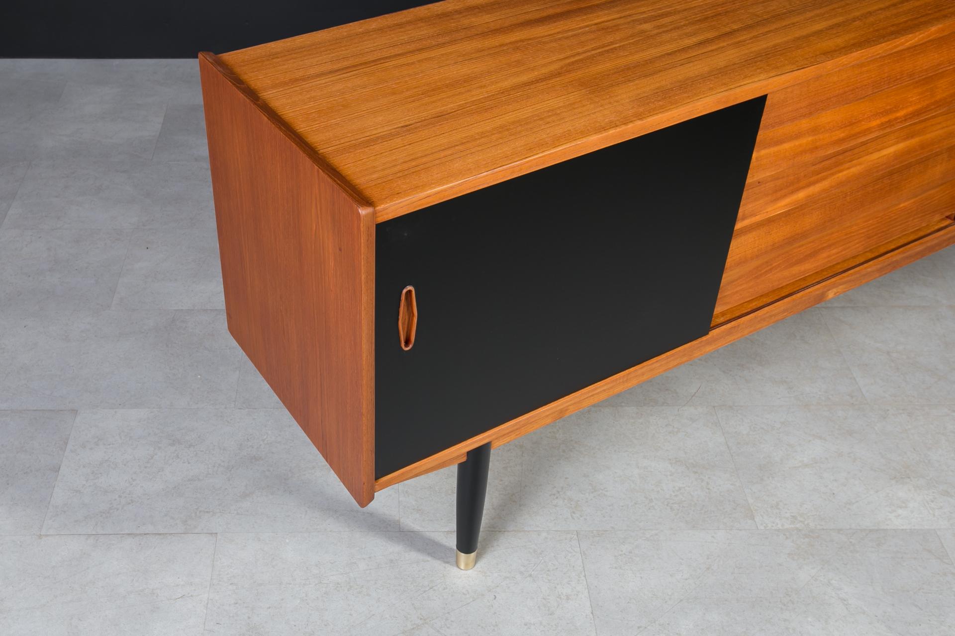 Credenza in teak di Nils Jonsson per P & A. Heggen, The Moderninavian Modern, anni '60 in vendita 5
