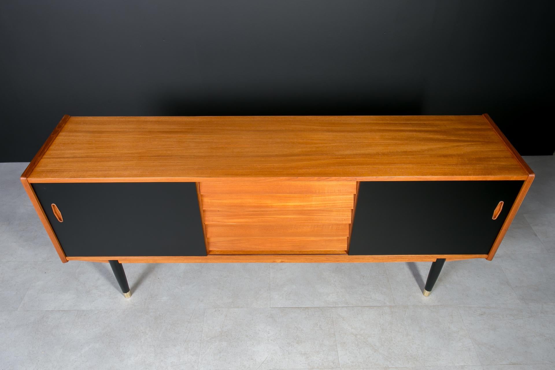 Credenza in teak di Nils Jonsson per P & A. Heggen, The Moderninavian Modern, anni '60 in vendita 7