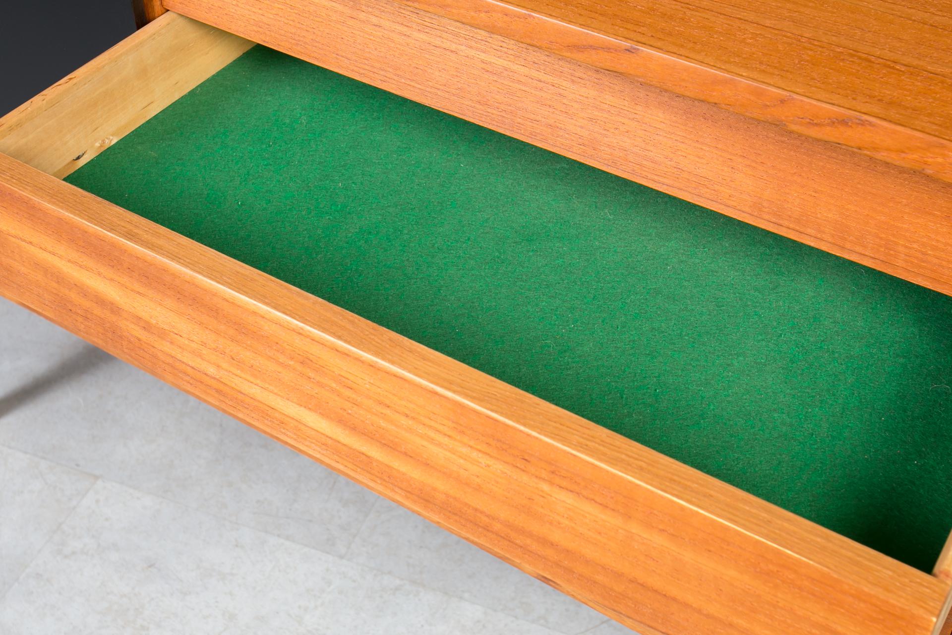 Credenza in teak di Nils Jonsson per P & A. Heggen, The Moderninavian Modern, anni '60 in vendita 8