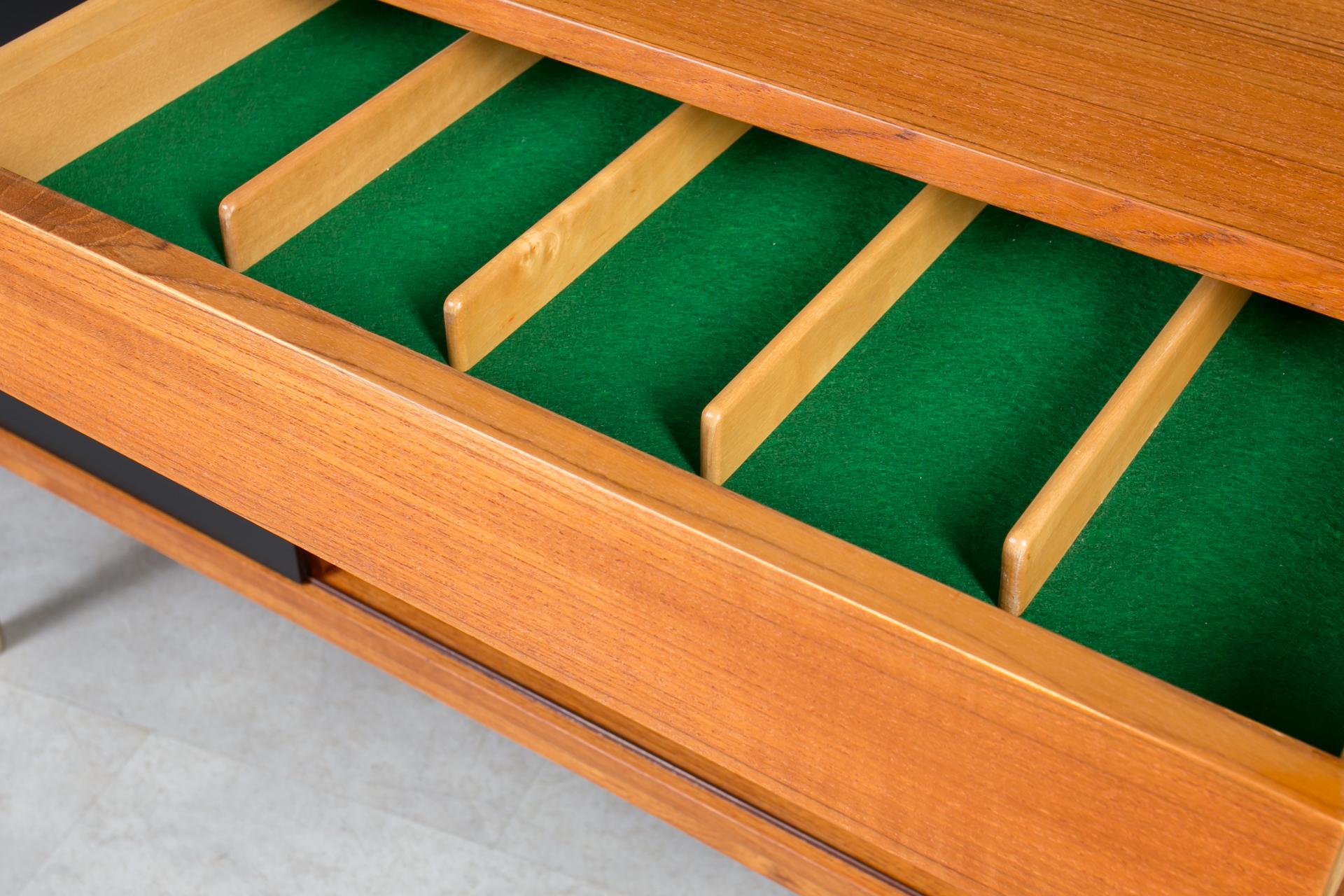 Credenza in teak di Nils Jonsson per P & A. Heggen, The Moderninavian Modern, anni '60 in vendita 9