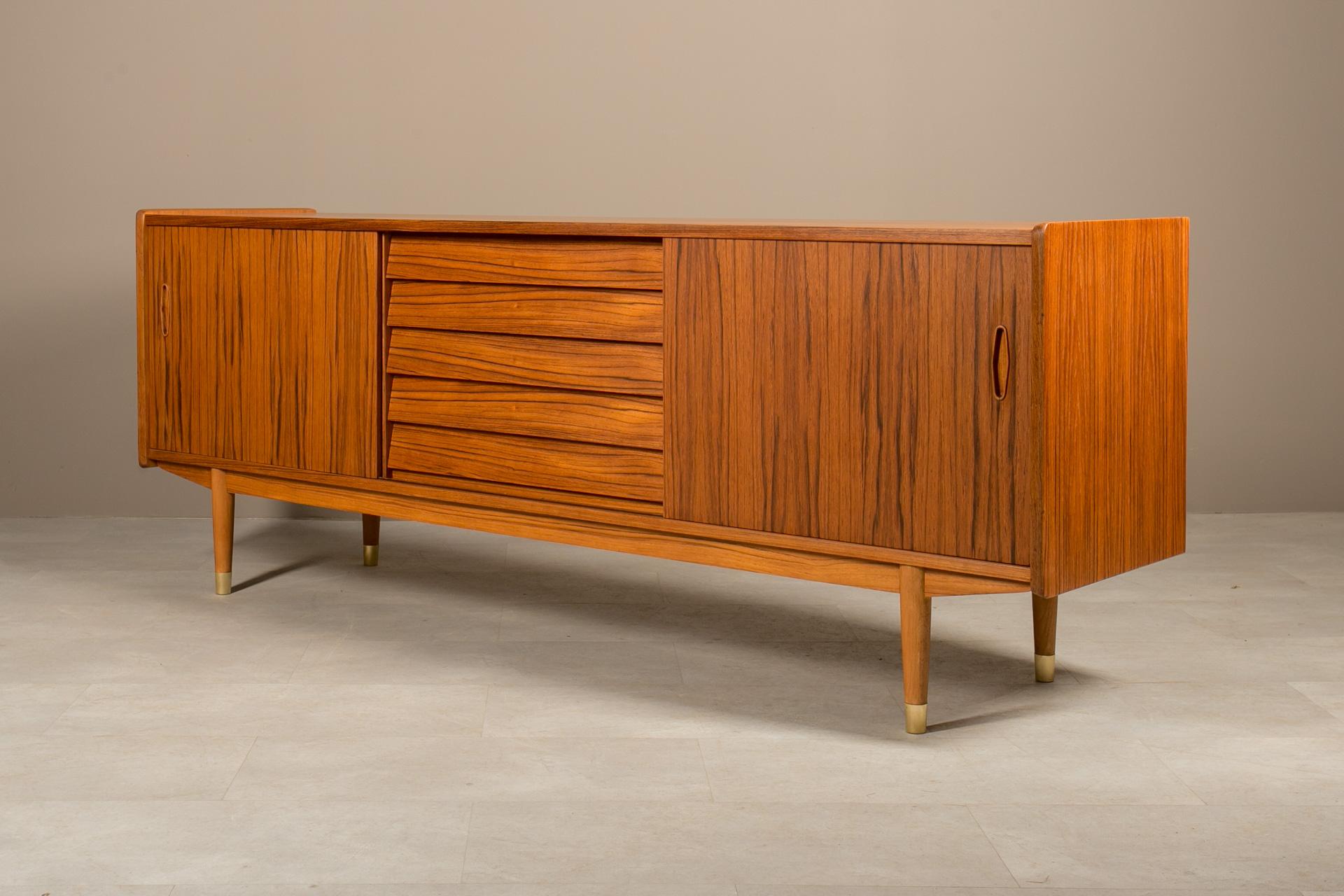 Scandinavo moderno Credenza in teak di Nils Jonsson per P & A. Heggen, The Moderninavian Modern, anni '60 in vendita