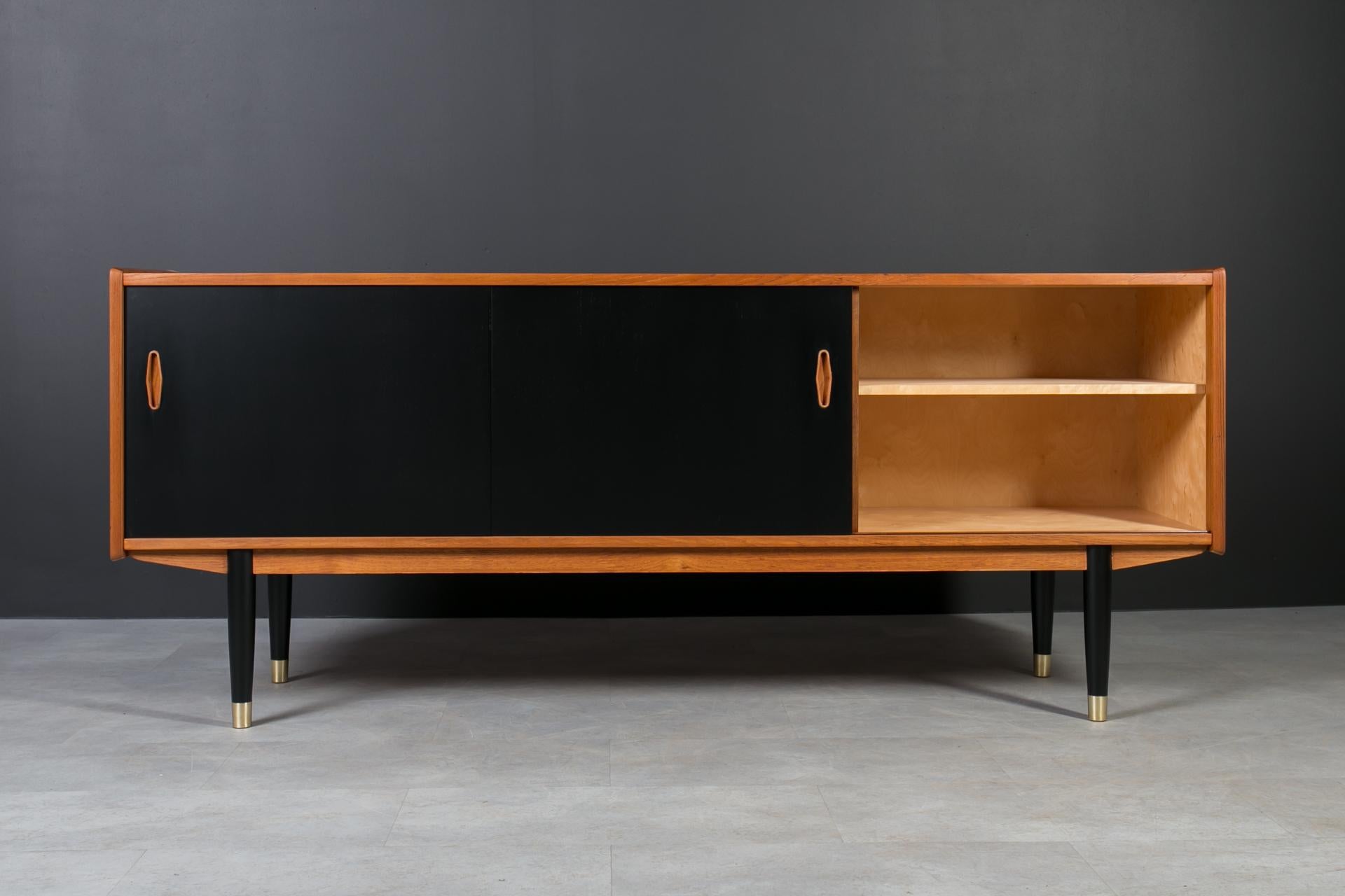 Scandinavo moderno Credenza in teak di Nils Jonsson per P & A. Heggen, The Moderninavian Modern, anni '60 in vendita
