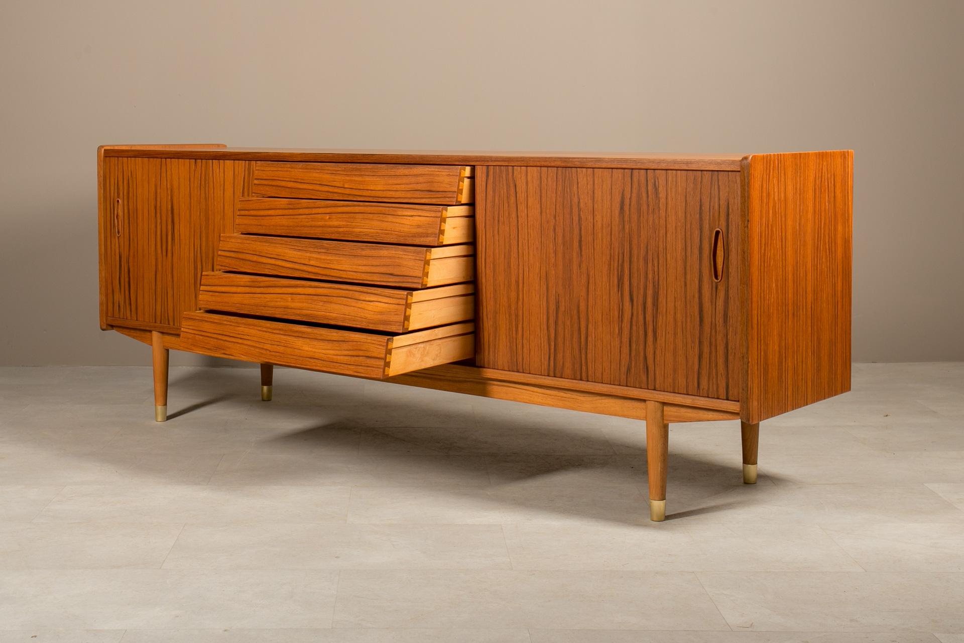 Svedese Credenza in teak di Nils Jonsson per P & A. Heggen, The Moderninavian Modern, anni '60 in vendita