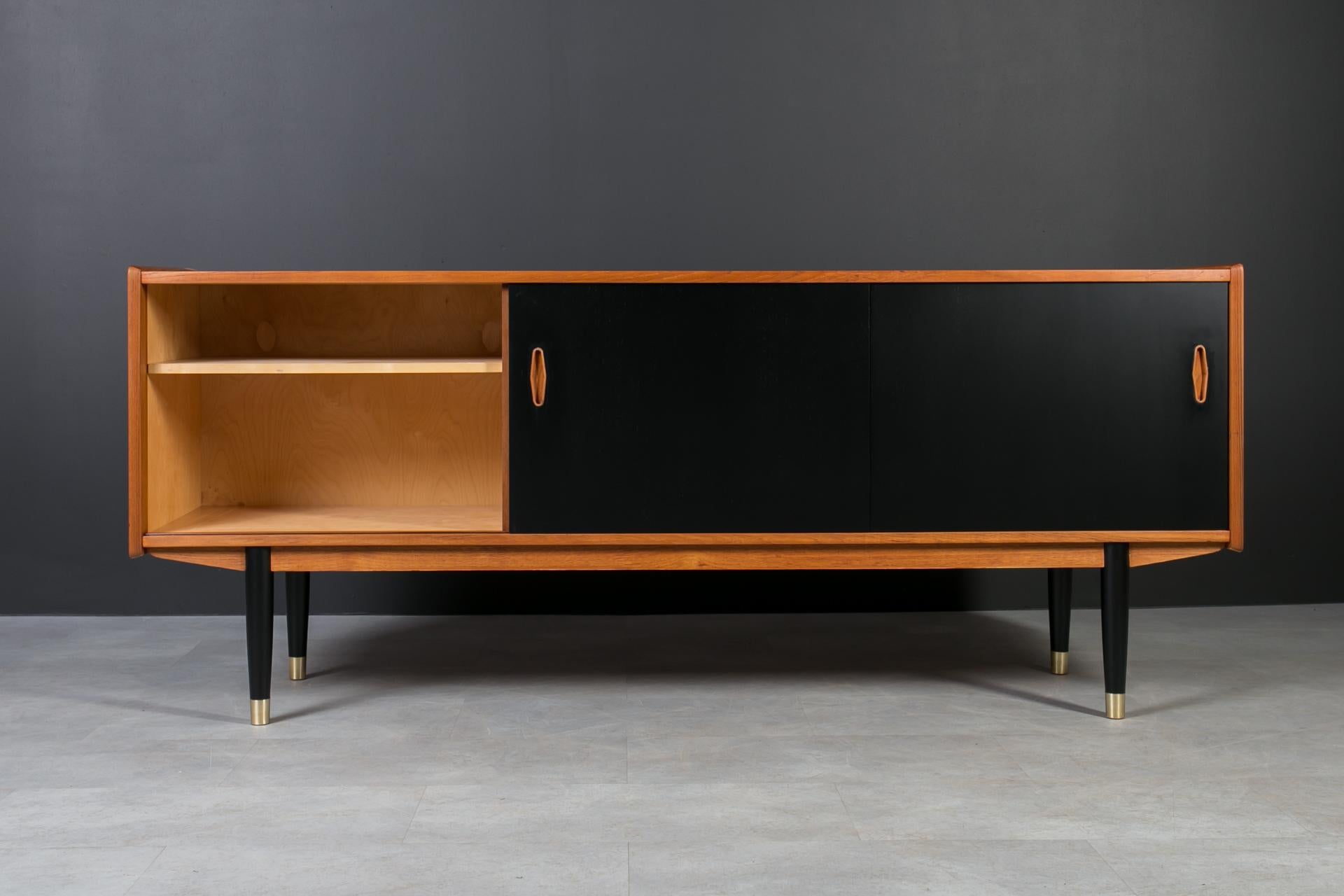 Svedese Credenza in teak di Nils Jonsson per P & A. Heggen, The Moderninavian Modern, anni '60 in vendita