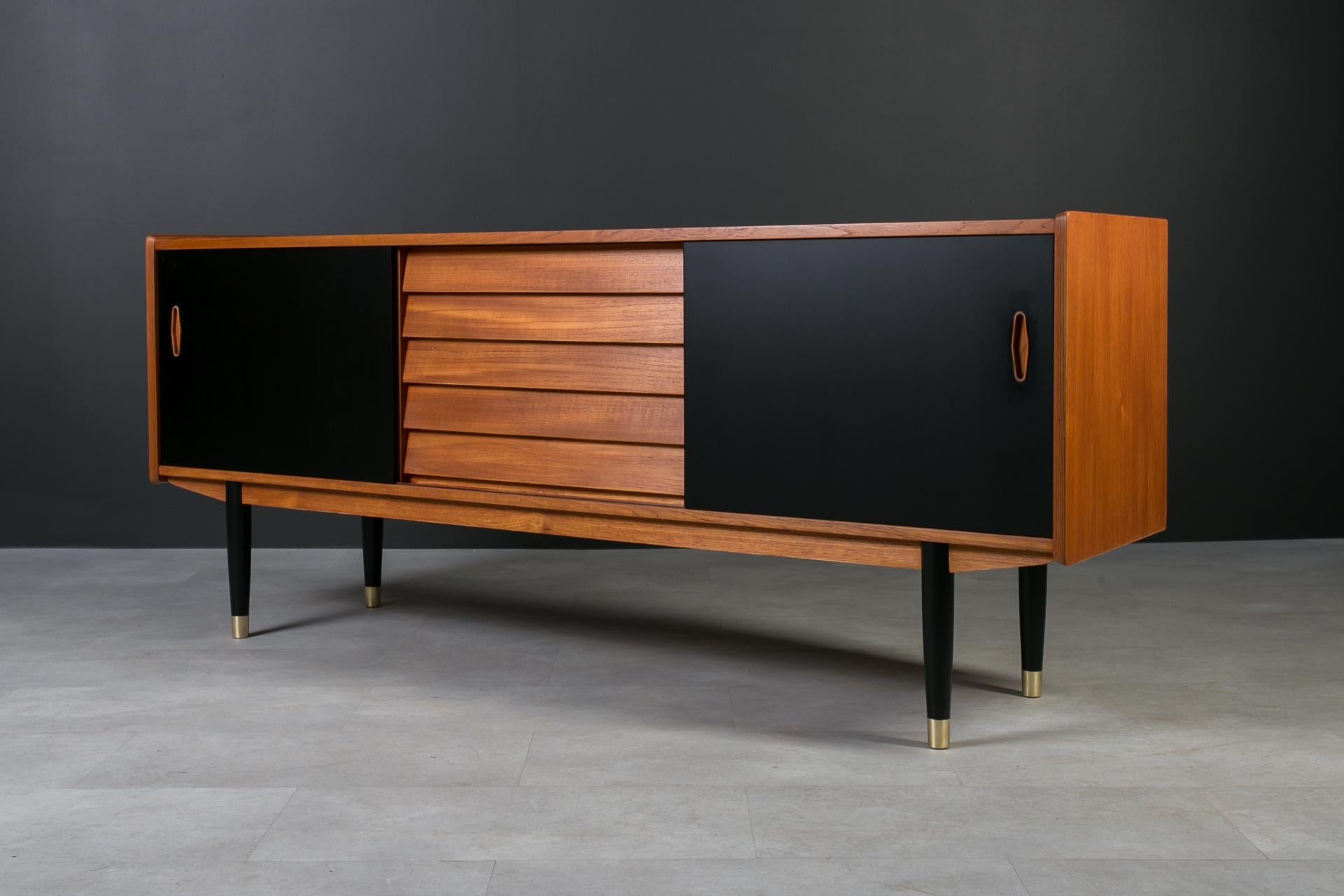 A olio Credenza in teak di Nils Jonsson per P & A. Heggen, The Moderninavian Modern, anni '60 in vendita