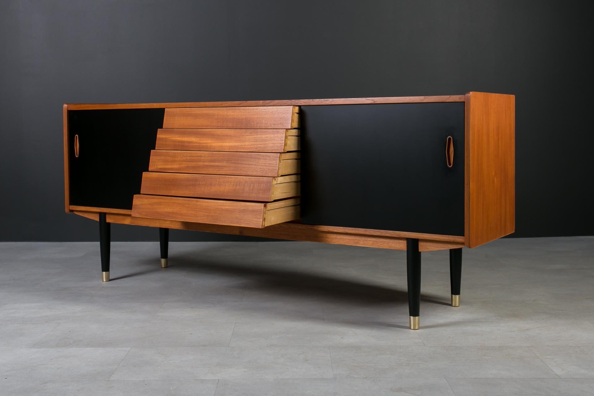 Credenza in teak di Nils Jonsson per P & A. Heggen, The Moderninavian Modern, anni '60 In condizioni buone in vendita a Wrocław, Poland