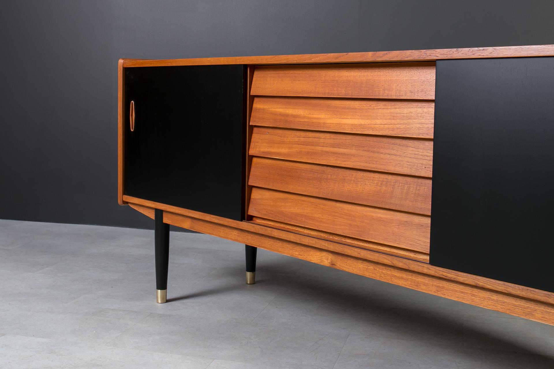 Metà XX secolo Credenza in teak di Nils Jonsson per P & A. Heggen, The Moderninavian Modern, anni '60 in vendita