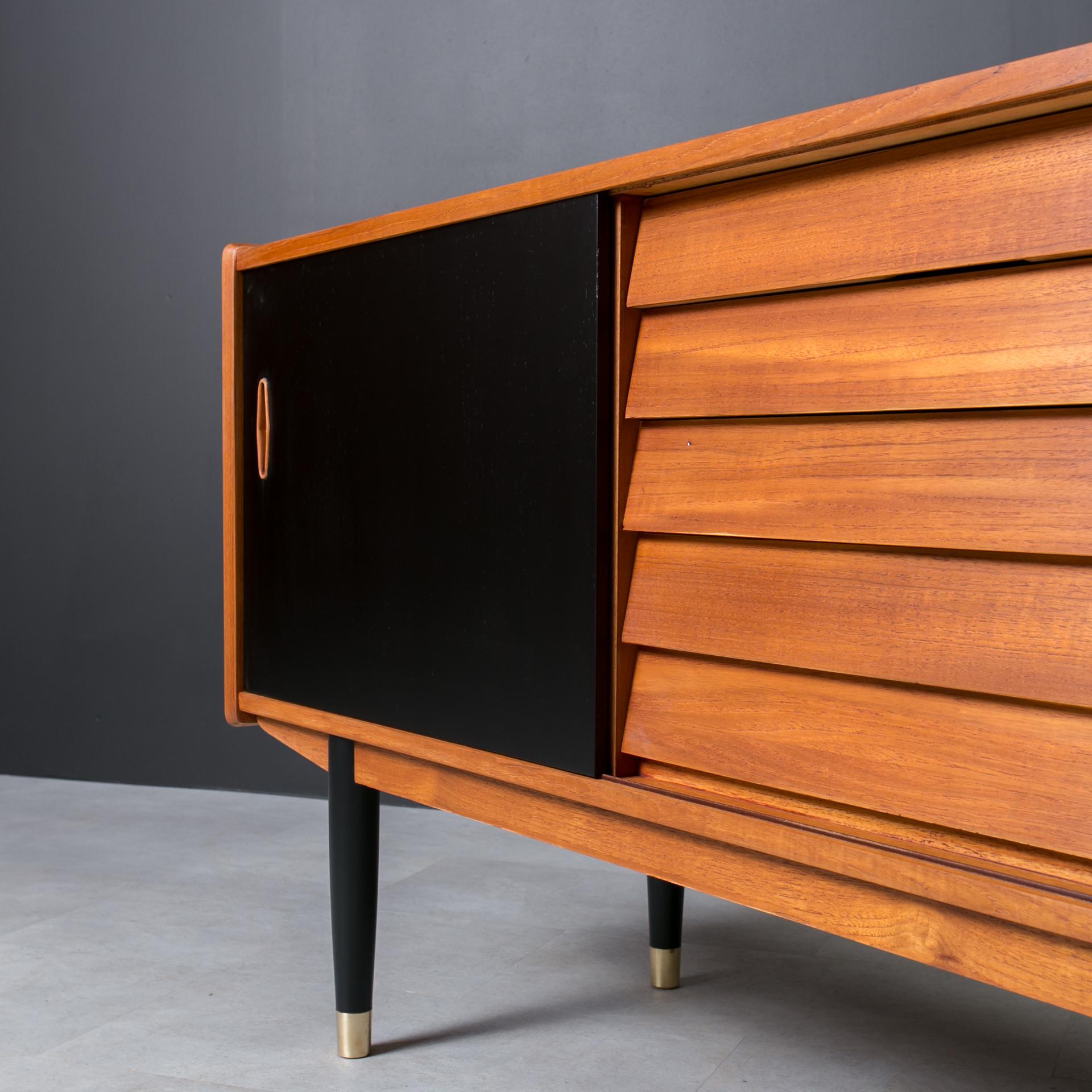 Credenza in teak di Nils Jonsson per P & A. Heggen, The Moderninavian Modern, anni '60 in vendita 1