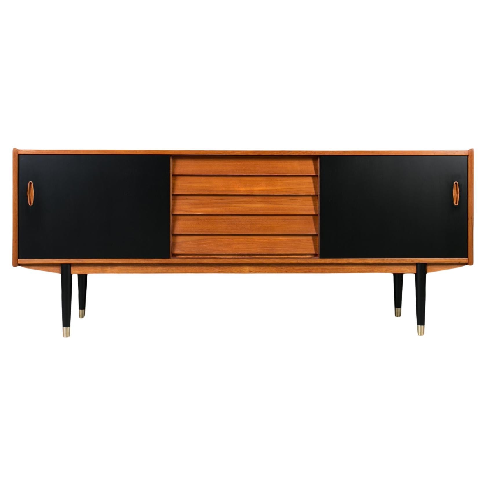 Aparador de teca Nils Jonsson para P.S. Heggen, moderno escandinavo, años 60