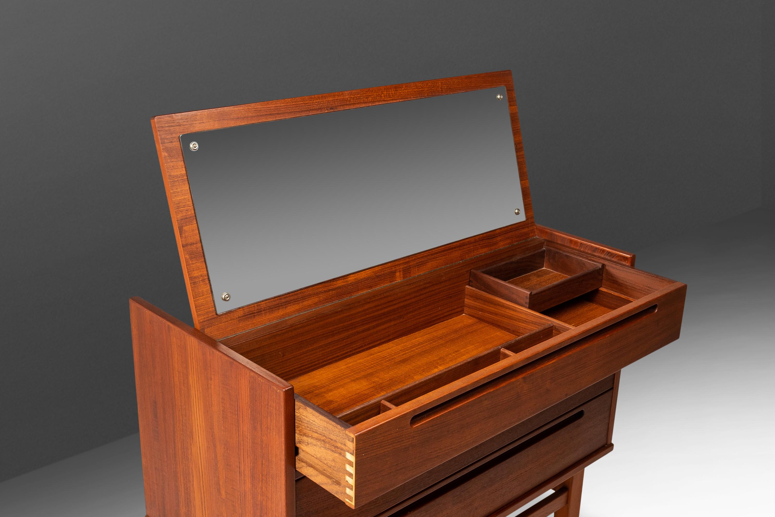 Specchio Comò in teak di Nils Jonsson per Torring Møbelfabrik di H.I.C. Mobler, 1960 ca. in vendita