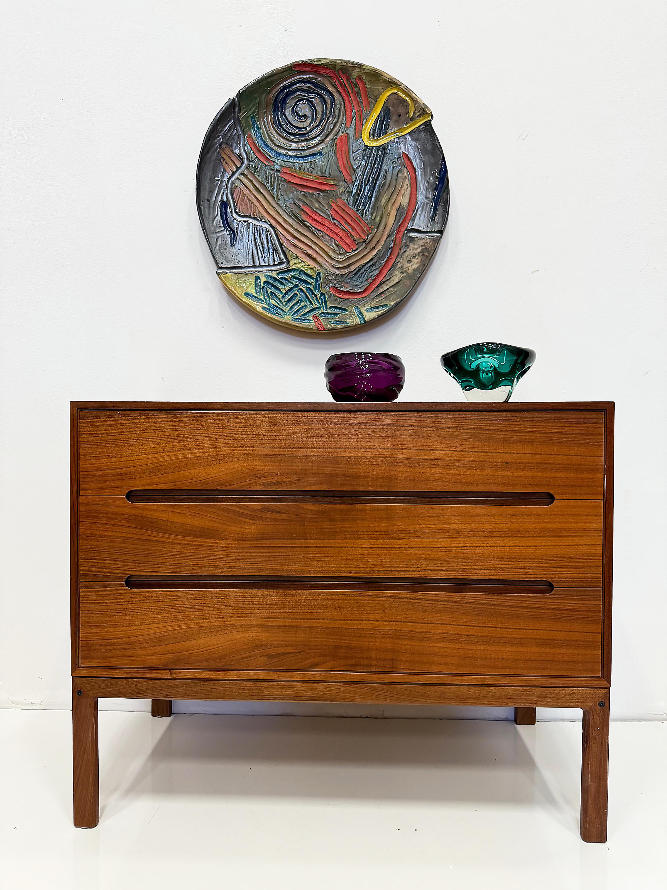 Nils Jonsson Vintage Danish Modern Teak Schrank, Palisander Enden

Zum Verkauf angeboten wird eine Vintage Danish Modern abgestimmt Korn 3 Schublade Teakholz Schrank von Nils Jonsson. Der Schrank hat schlanke Linien und die Enden sind aus schön