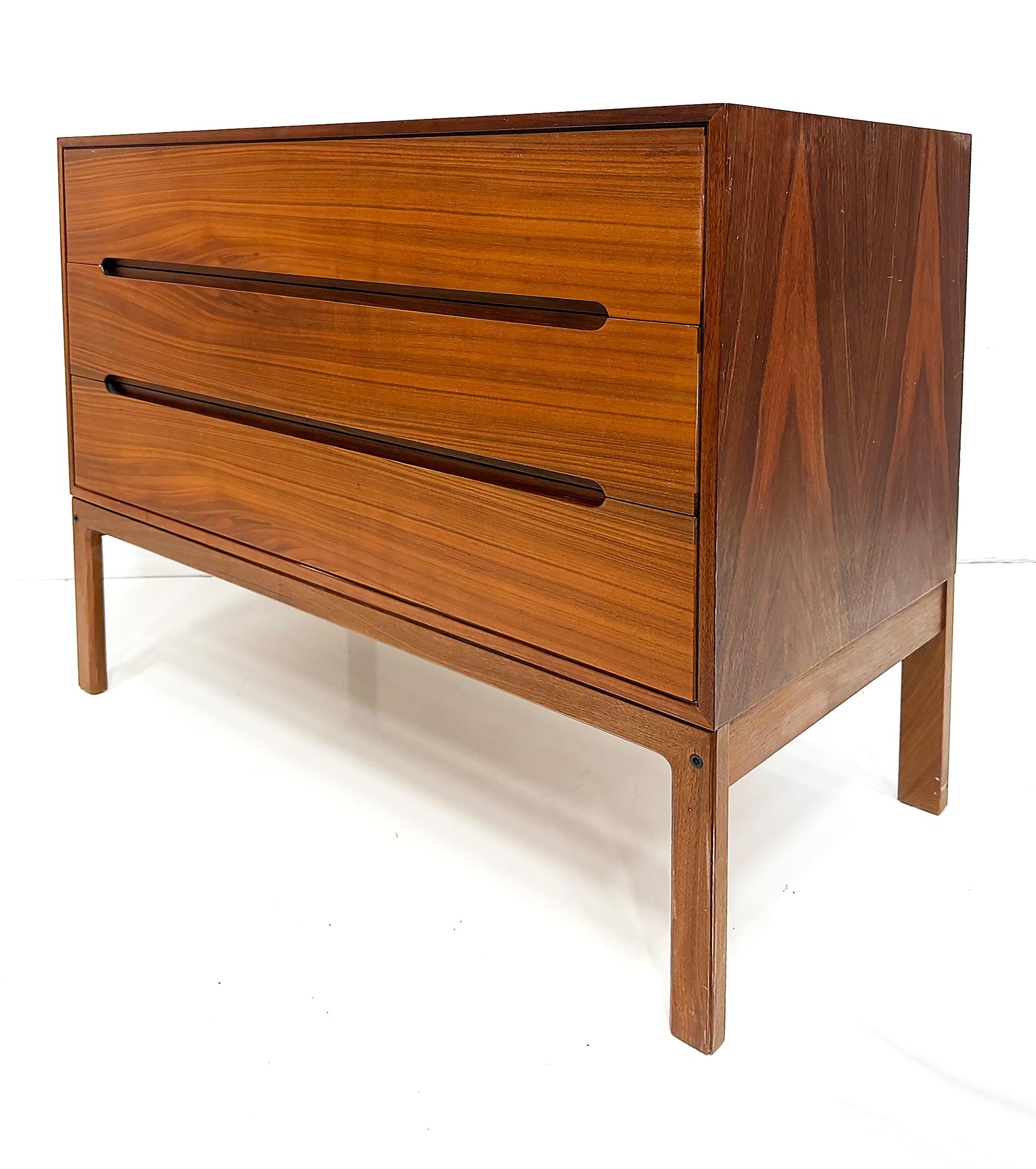 Nils Jonsson Vintage Danish Modern Teak Schrank, Palisander Enden (Skandinavische Moderne) im Angebot