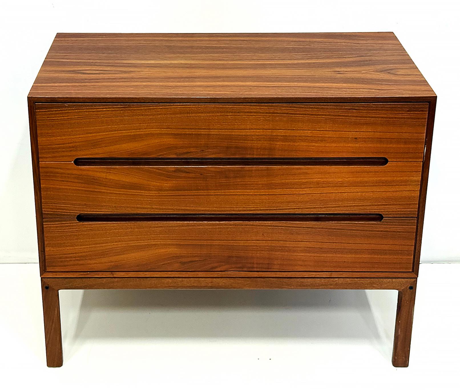 Nils Jonsson Vintage Danish Modern Teak Schrank, Palisander Enden (Dänisch) im Angebot