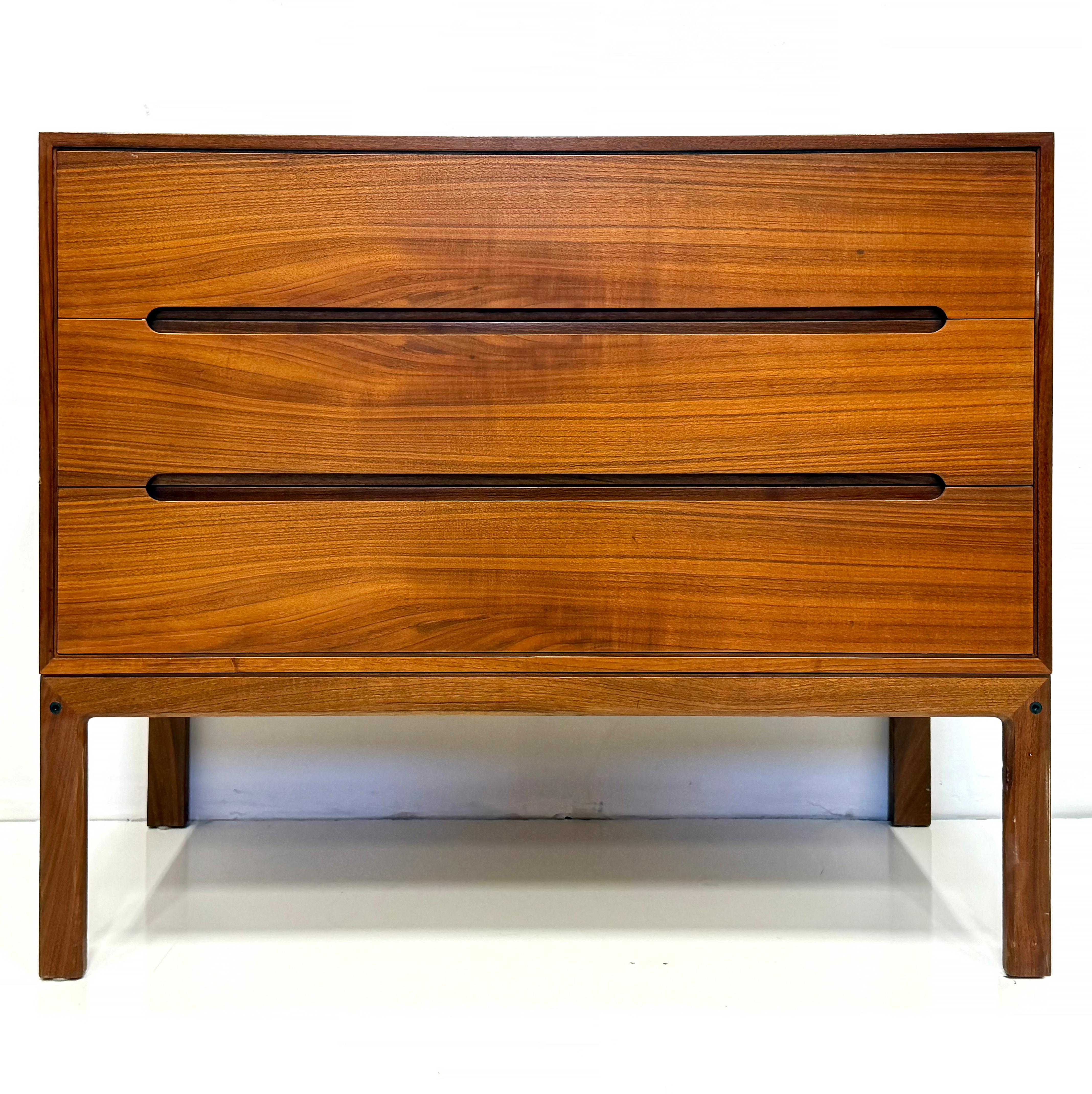 Nils Jonsson Vintage Danish Modern Teak Schrank, Palisander Enden im Zustand „Gut“ im Angebot in Miami, FL